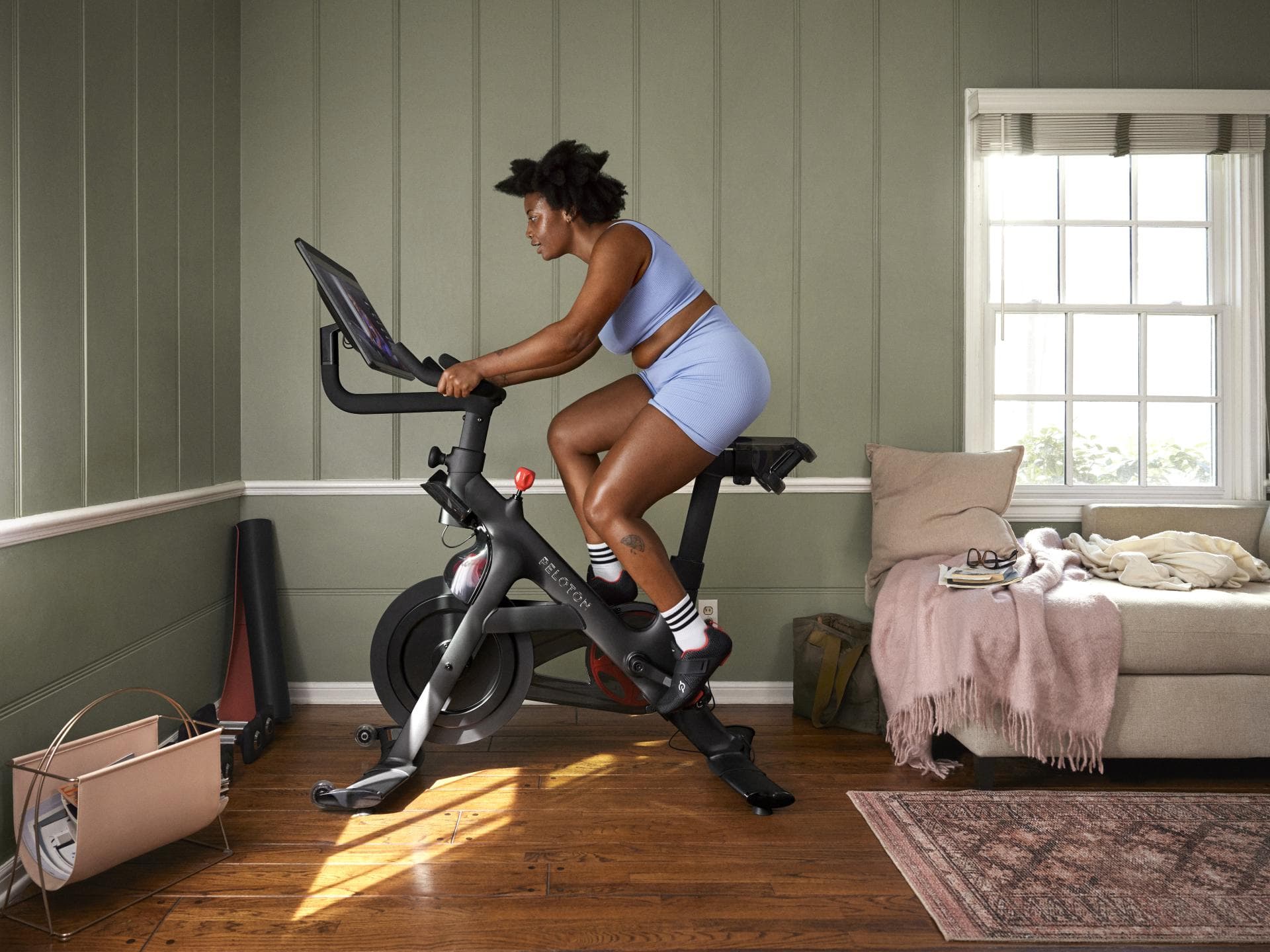 Frau auf Peloton Bike
