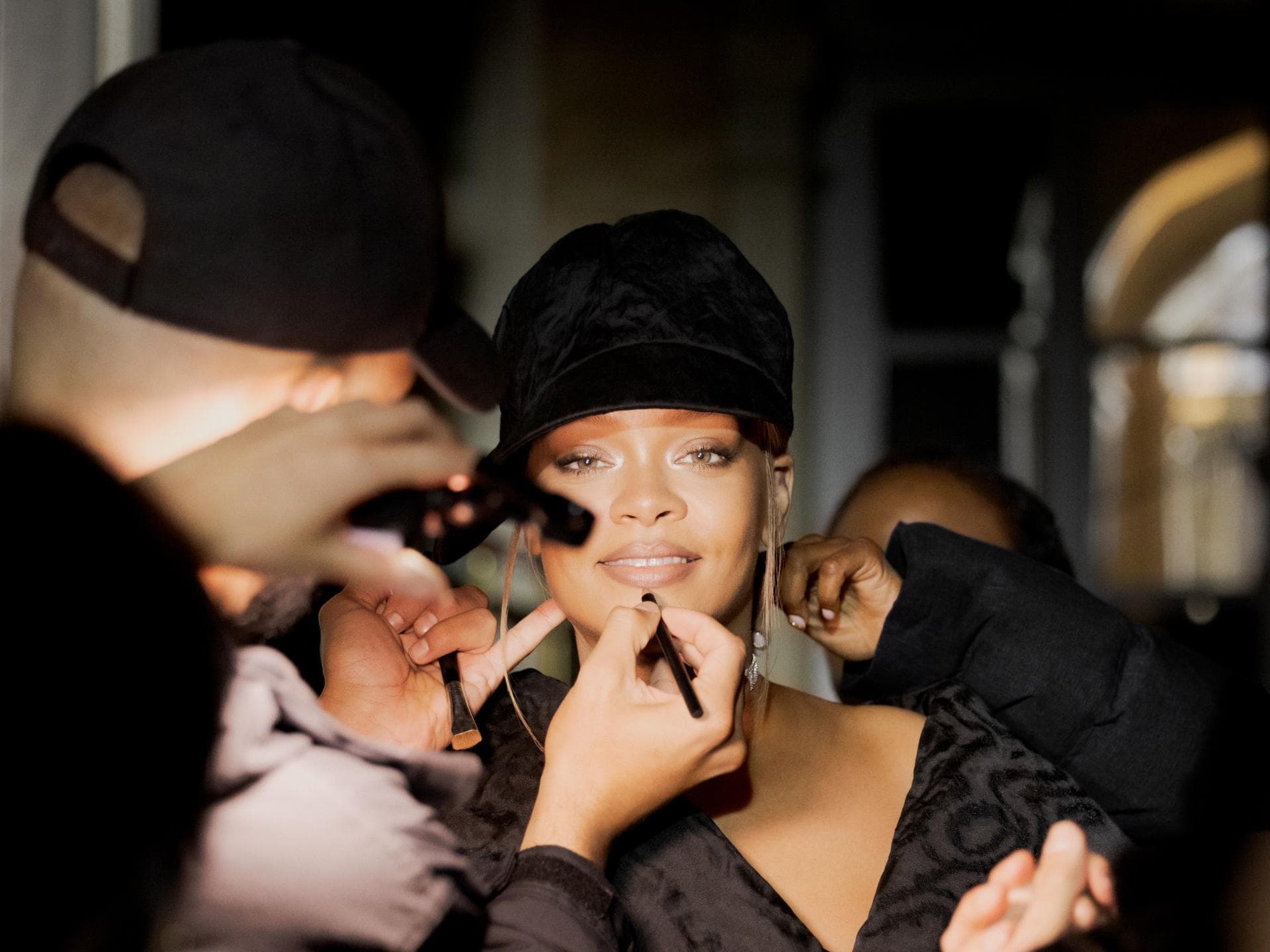 Rihanna wird geschminkt