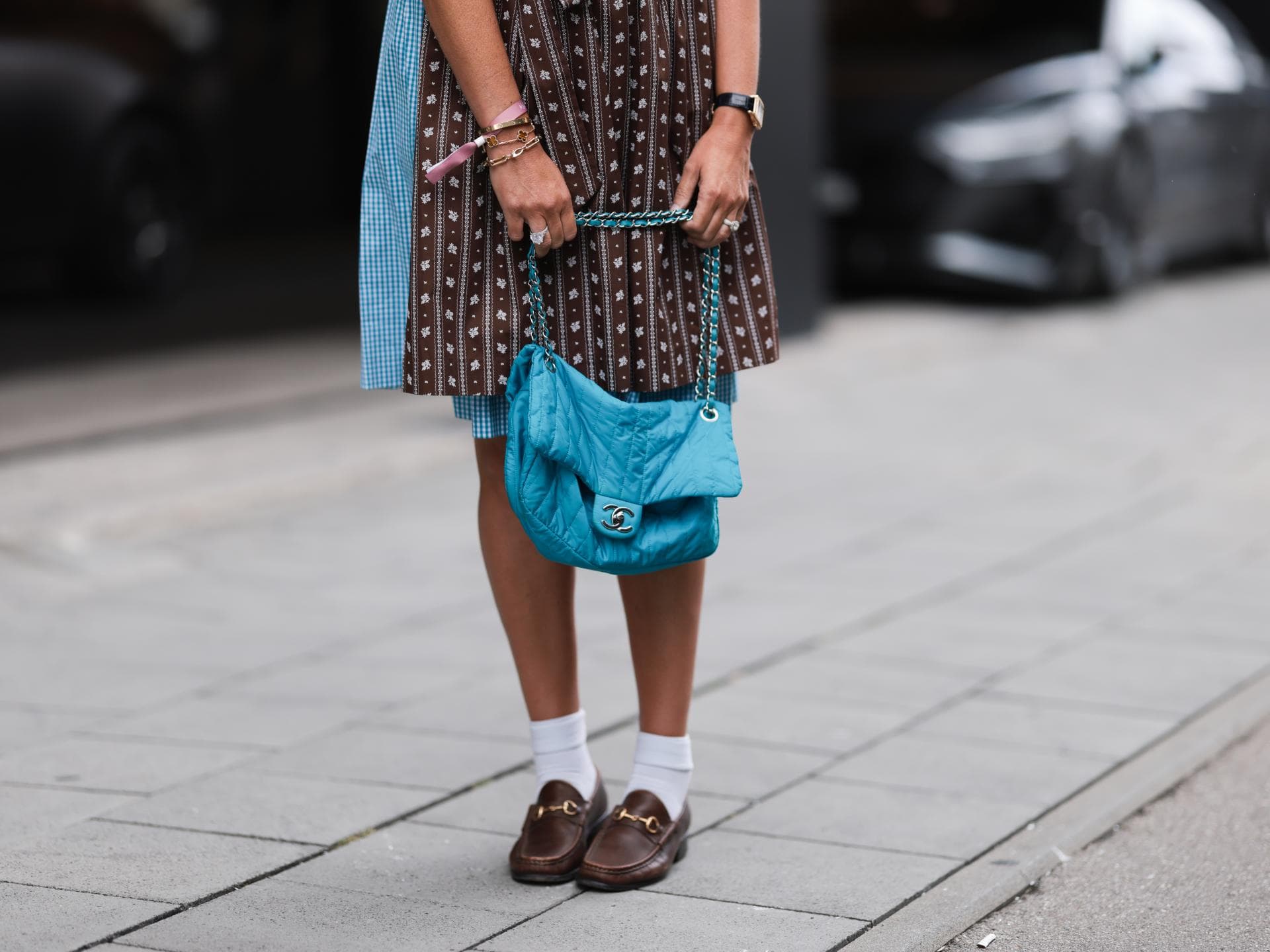 Frau mit braunen Loafern zum Dirndl