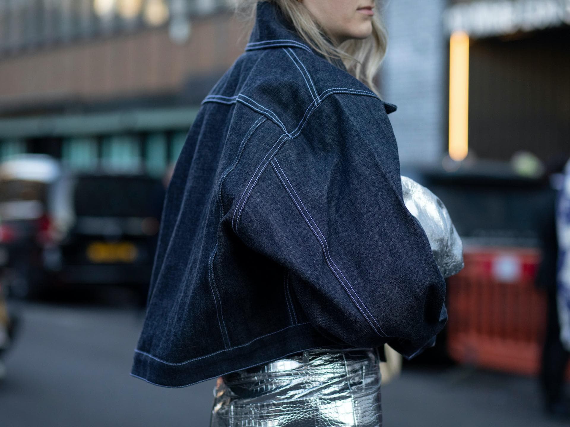 Frau in dunkelblauer Jeansjacke