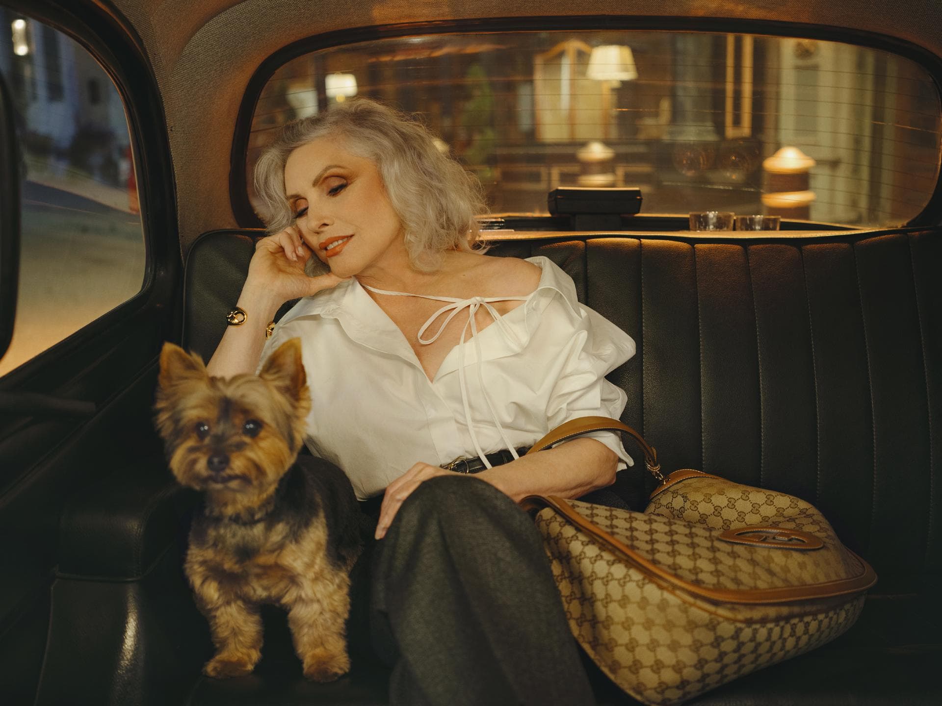 Taschen-Trends 2024: Debbie Harry und die Gucci Blondie Bag – eine Ikone kehrt zurück Debbie Harry mit Gucci Blondie Bag