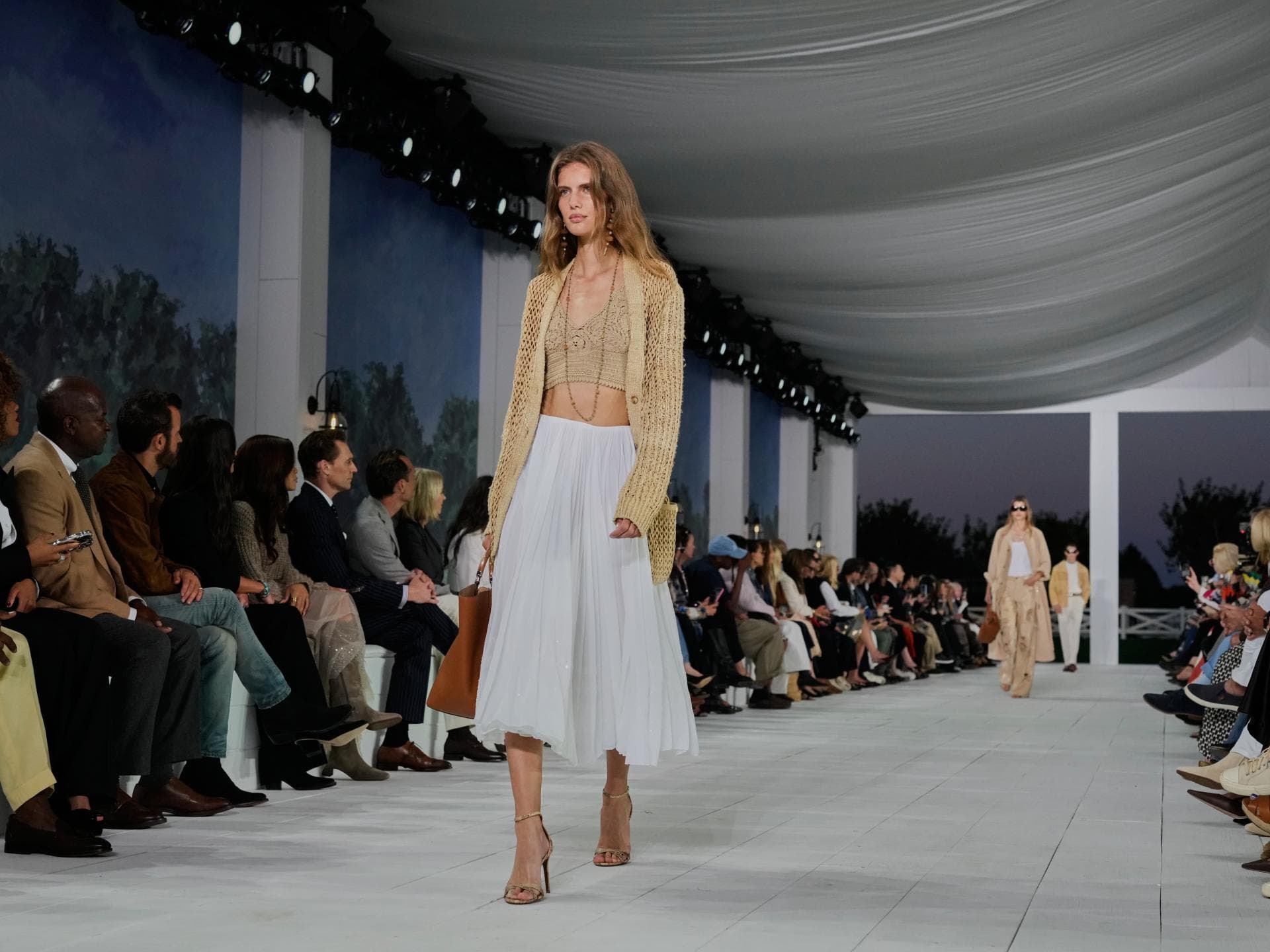 Ralph Lauren Spring/ Summer 2025 Model in weißem Rock bei Ralph Lauren Spring/ Summer 2025