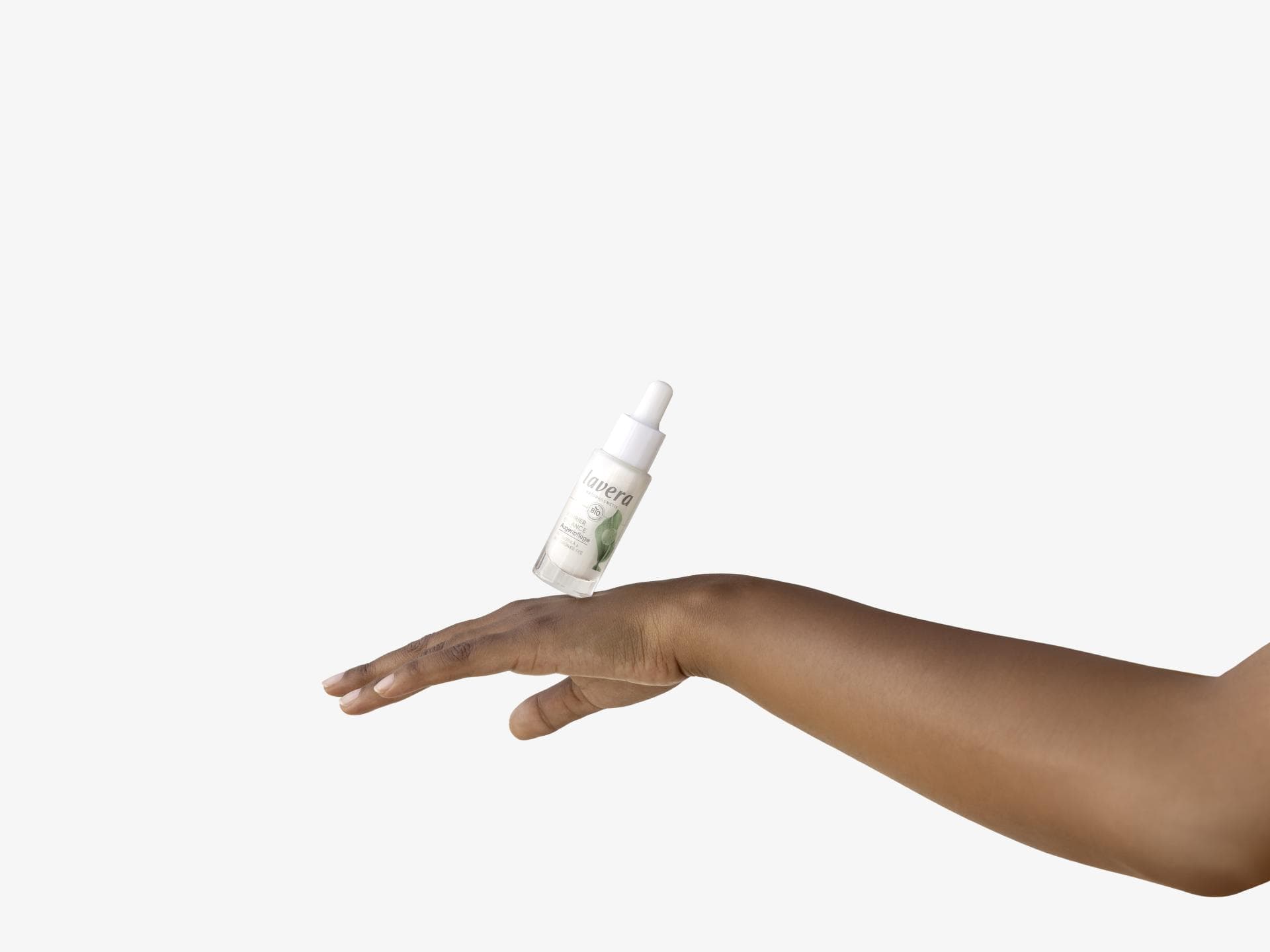 Lavera-Serum auf Hand