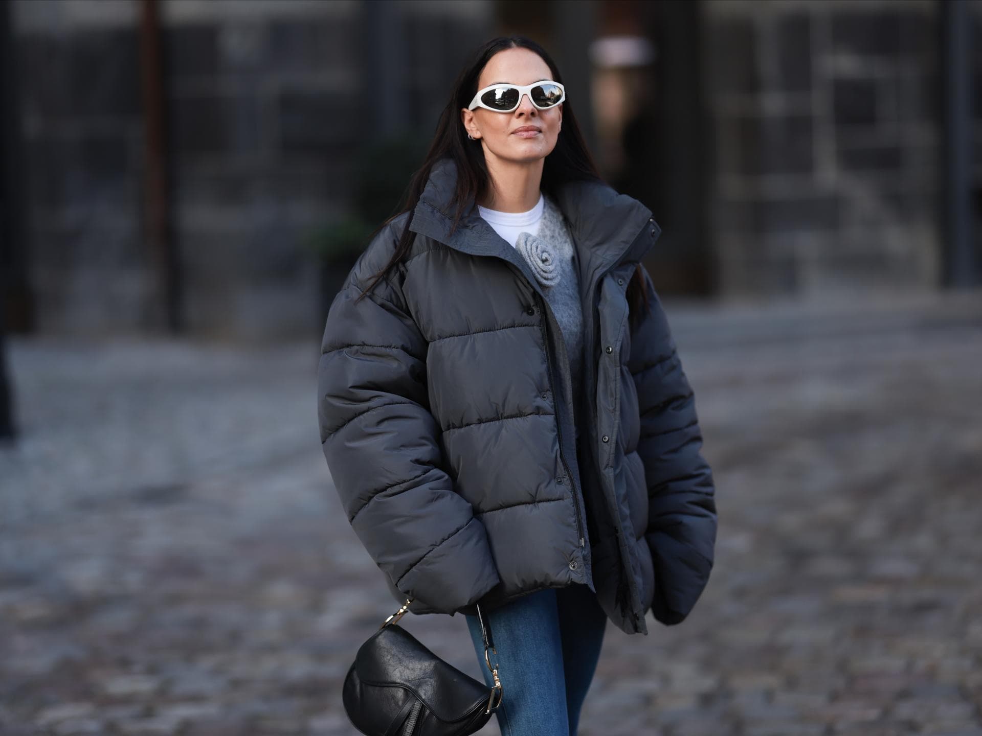 Frau in Daunenjacke