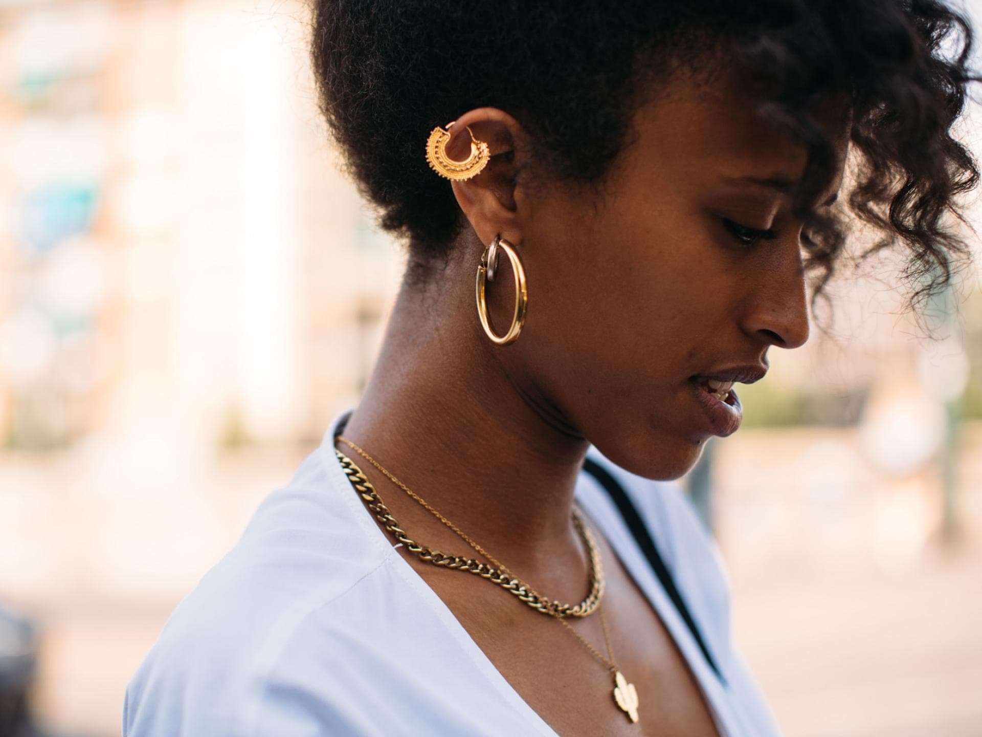 Helix Piercing entzündet Frau mit Helix