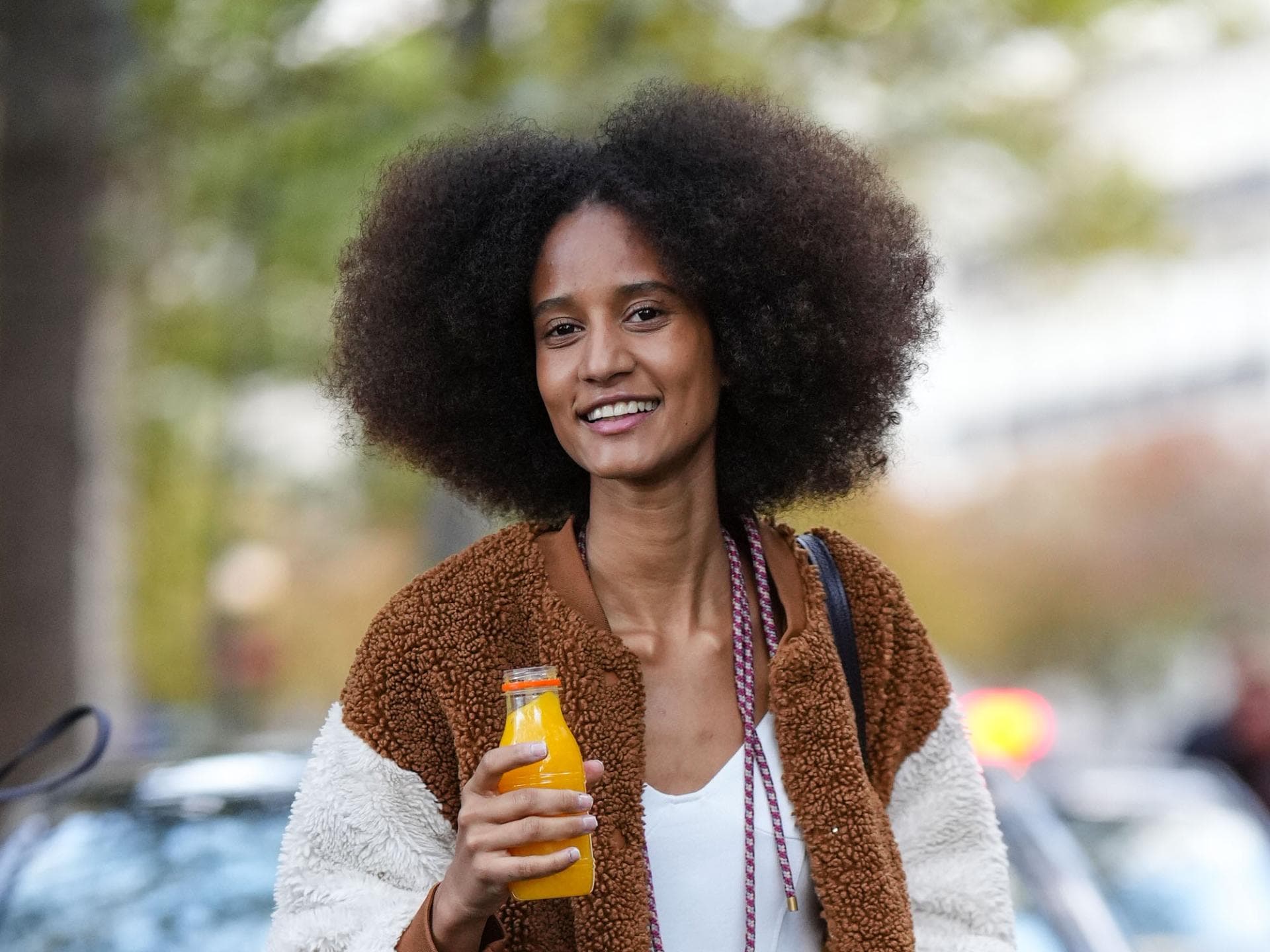 Lebensmittel mit Kollagen Frau mit Saft