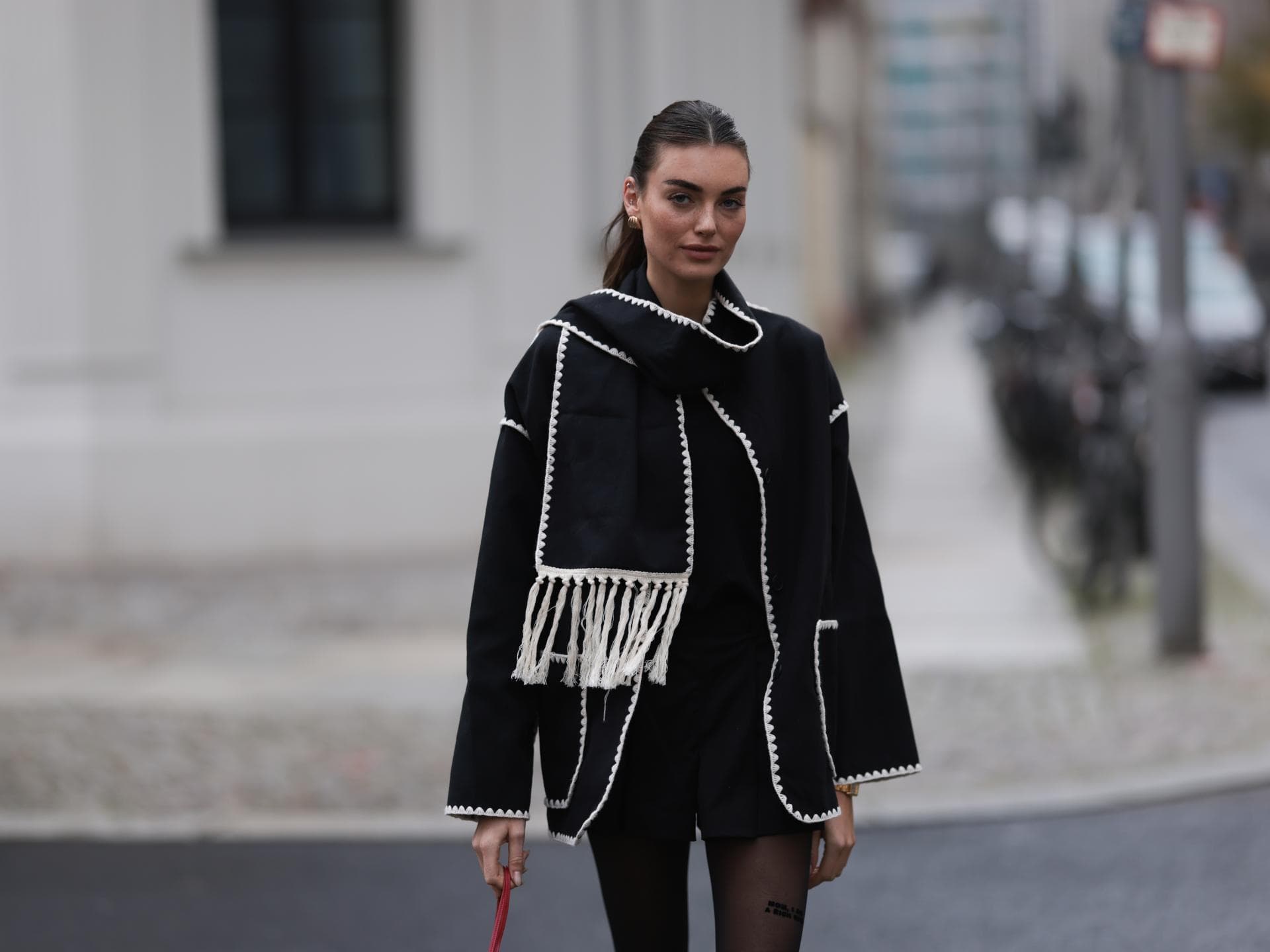 Mode-Trends 2024: Alle lieben elegante Scarf Jackets für den Herbst Frau in Toteme Jacke