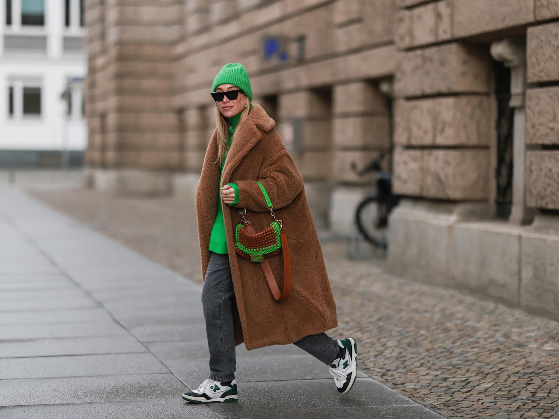 Sonia Lyson in Teddymantel