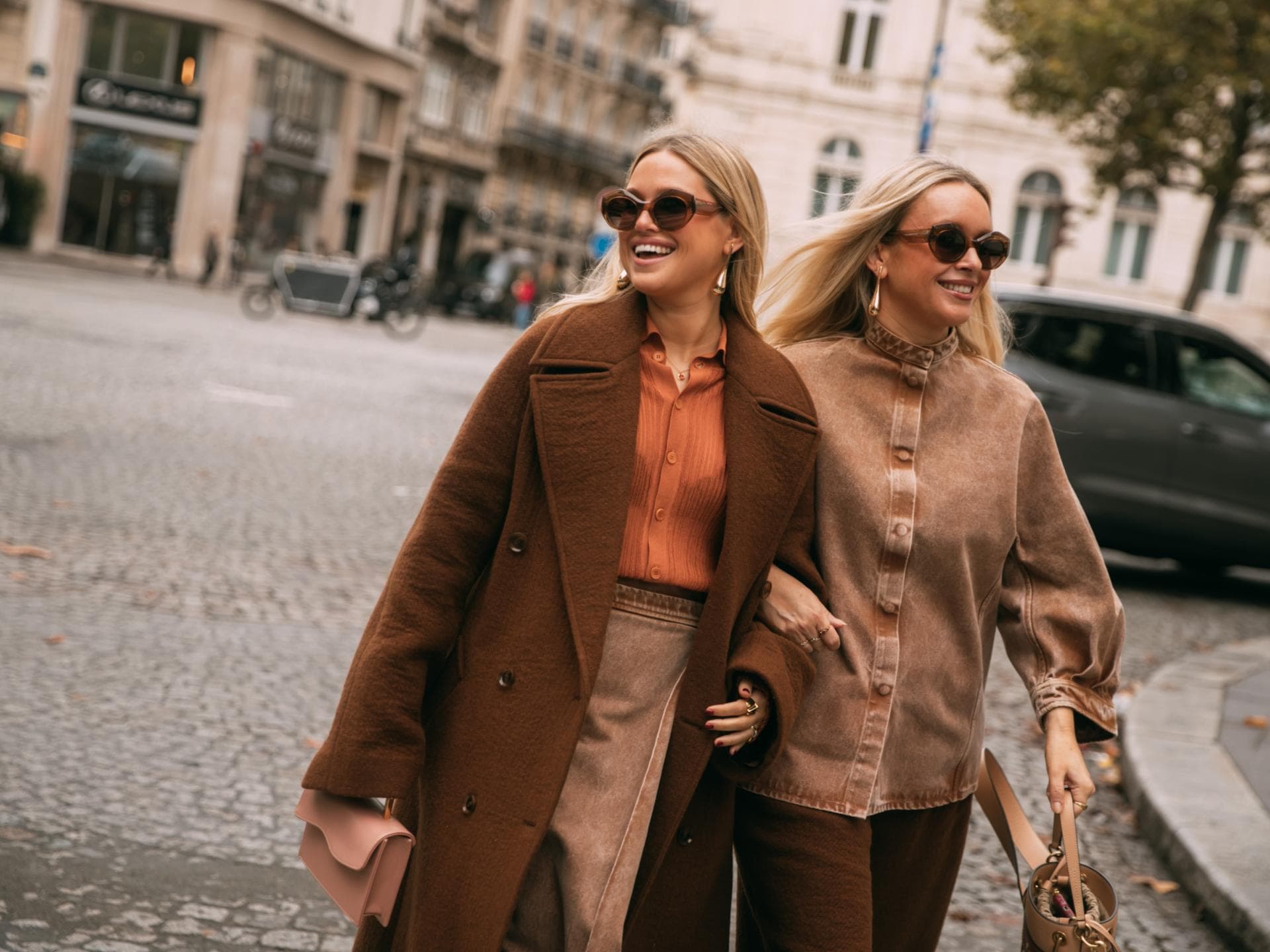 BH für kleine Brüste: Diese Modelle sind schick und bequem zwei Frauen in stylischen Looks