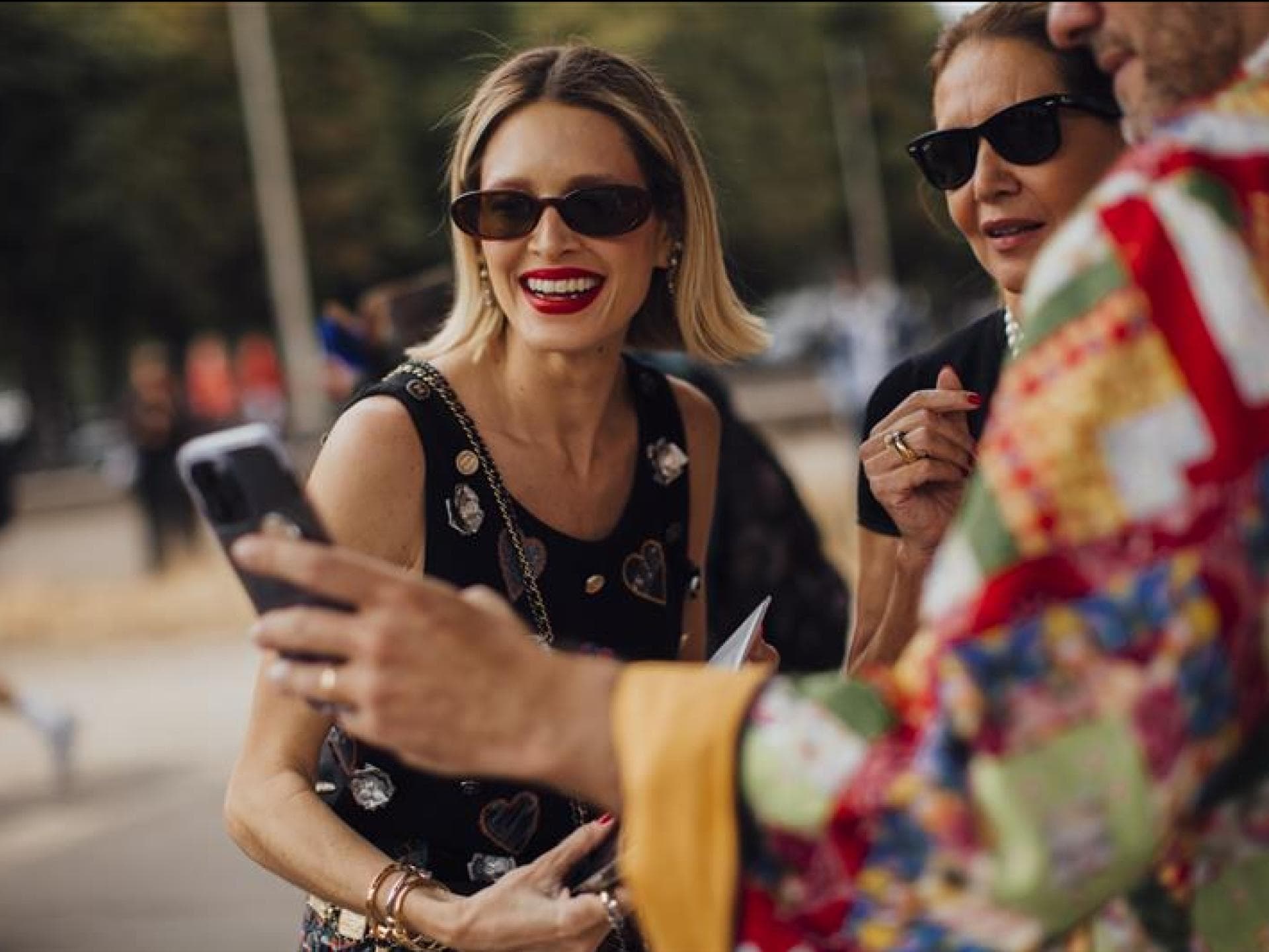 Frauen schauen auf ein Handy