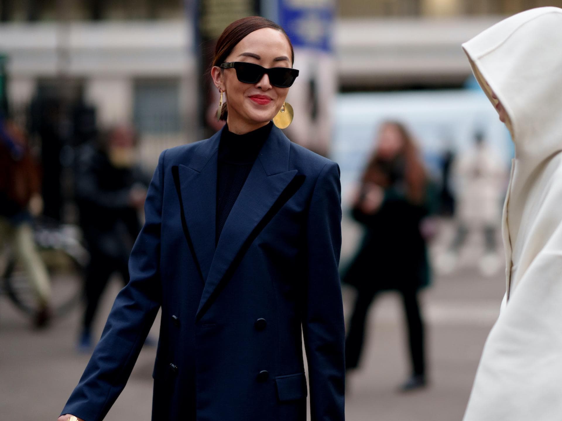 Frau in blauem Blazer