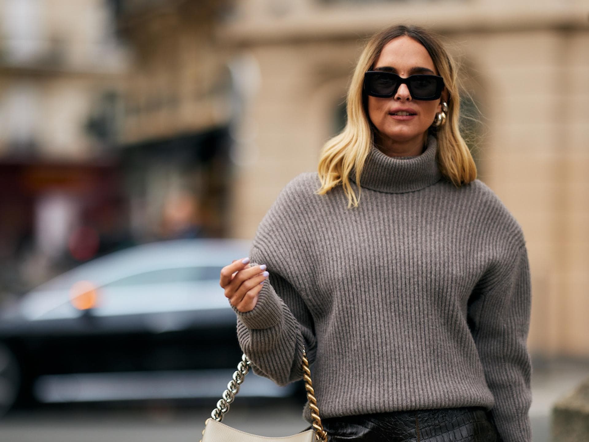 Frau mit Rollkragenpullover und Hoop Ohrringen