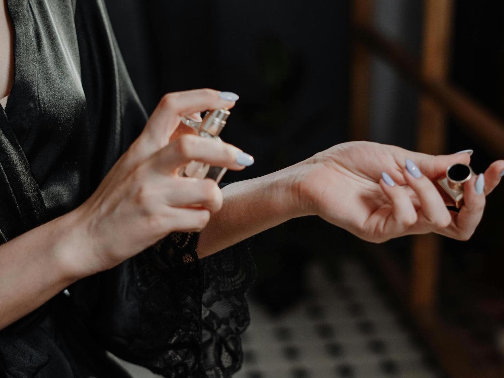 Frau trägt Parfum auf