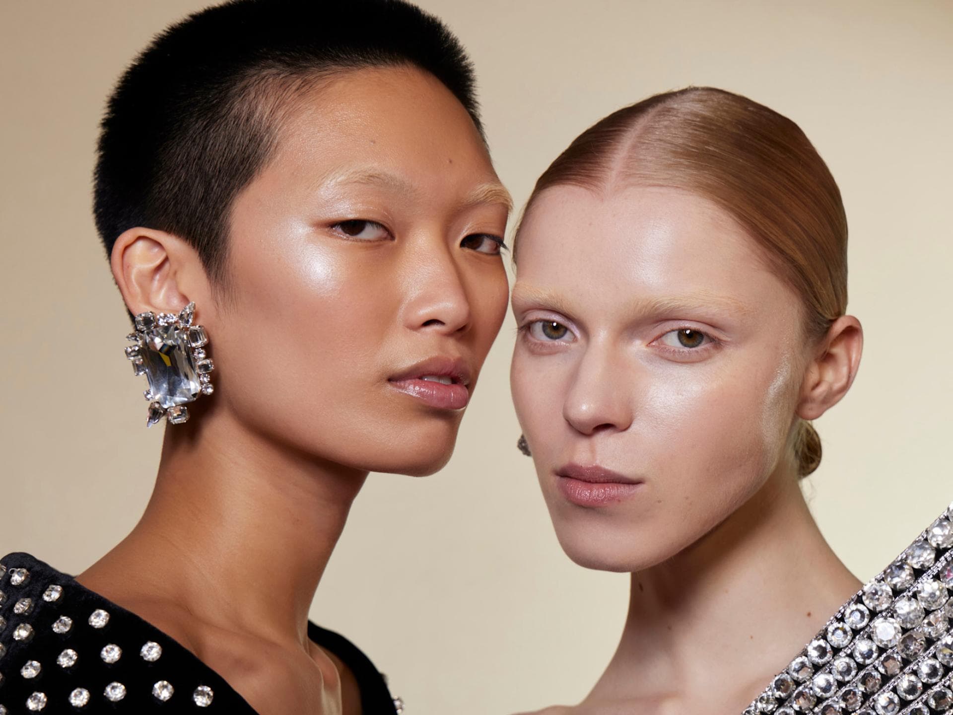 Geisterwimpern Zwei Models ohne Wimperntusche