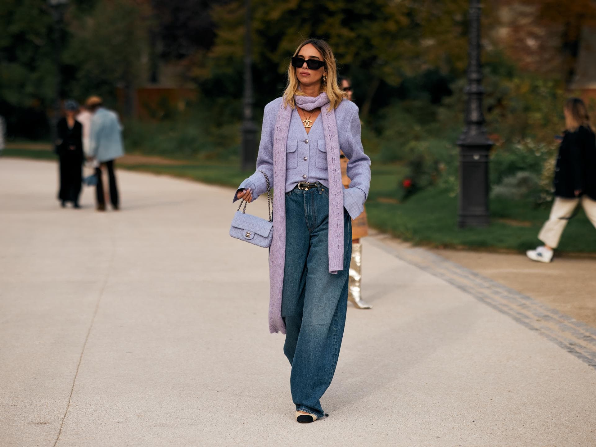 Frau mit Skinny Scarf
