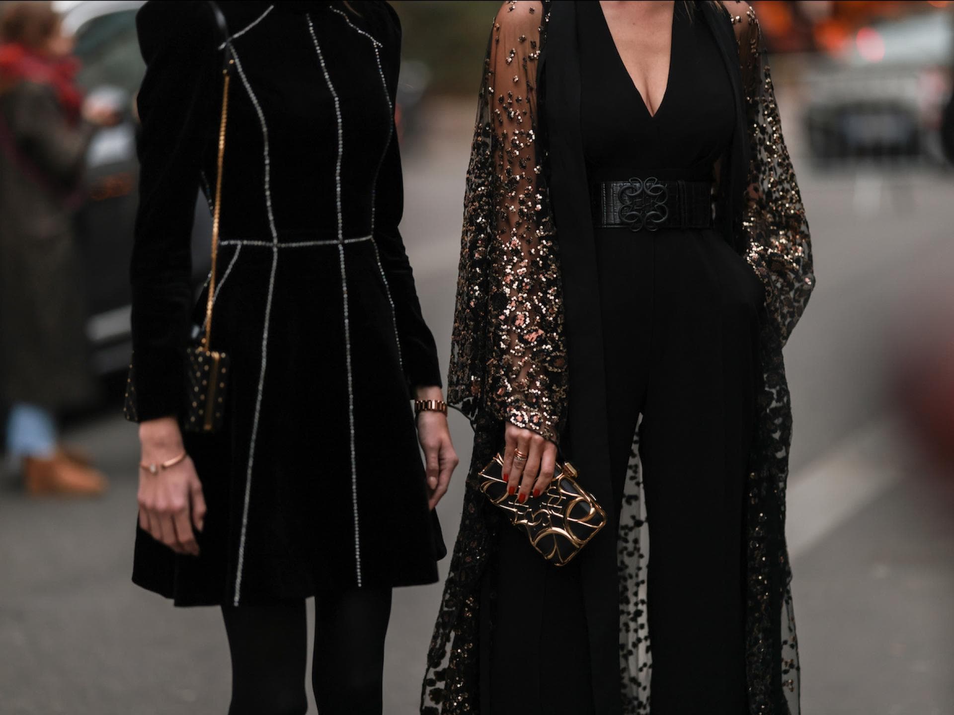 Zwei Frauen im glamourösen Outfit