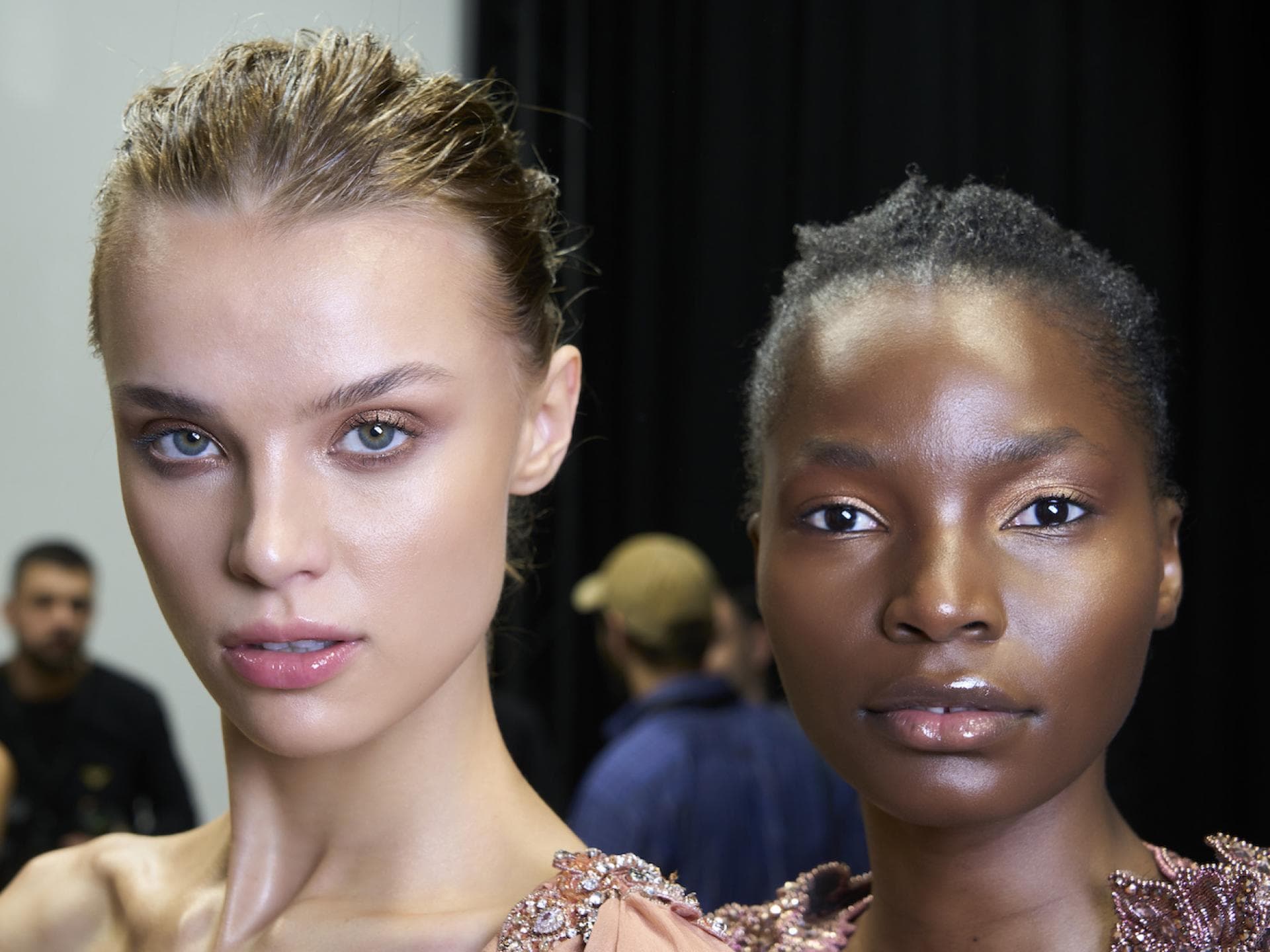 zwei Models Backstage bei Fashion Show zwei Models Backstage bei Fashion Show