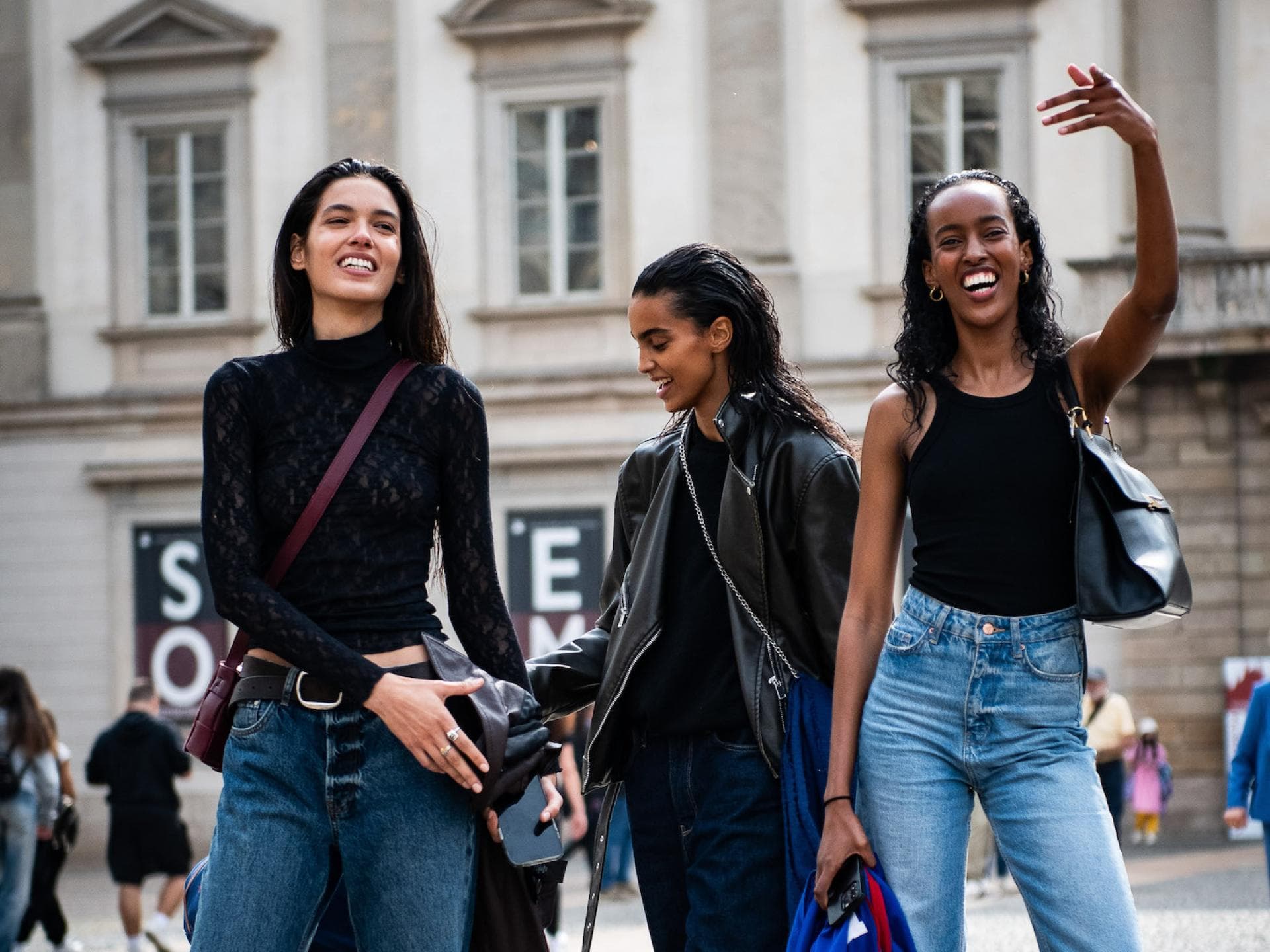 3 stylische Frauen am Lachen