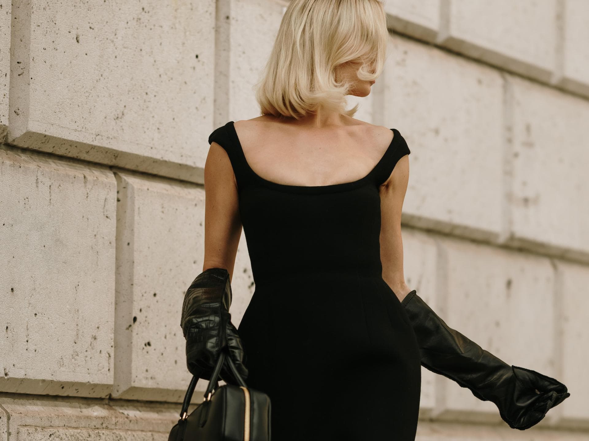 Frau in schwarzem Kleid