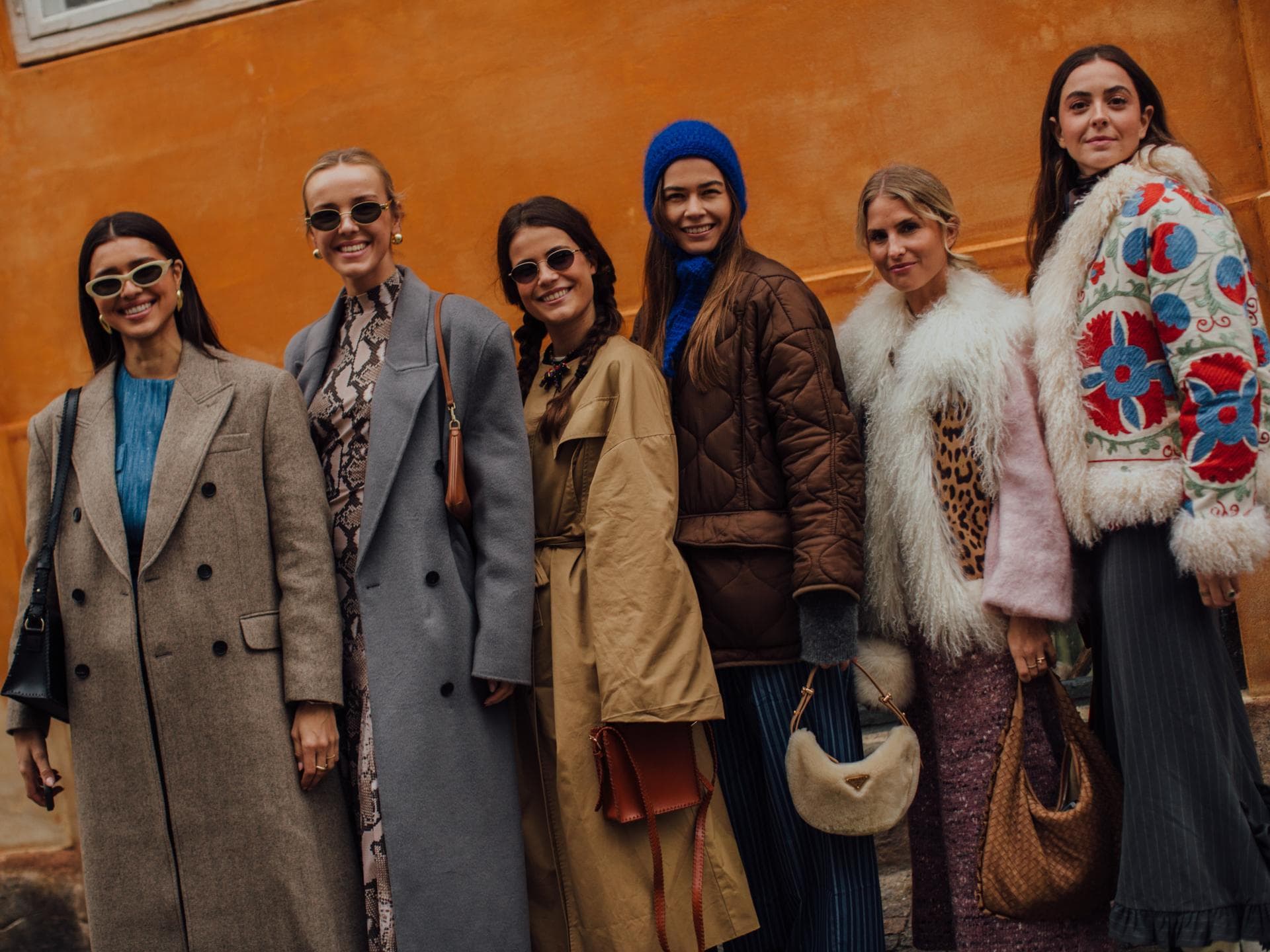 Frauen in stylischen Musterungen