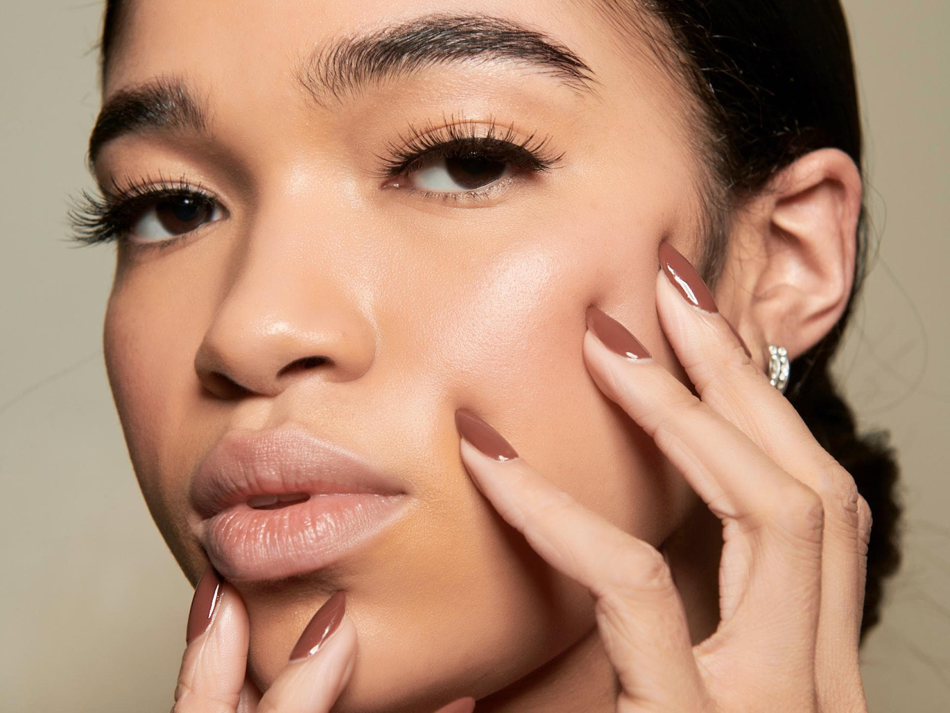 Model mit braunem Nagellack