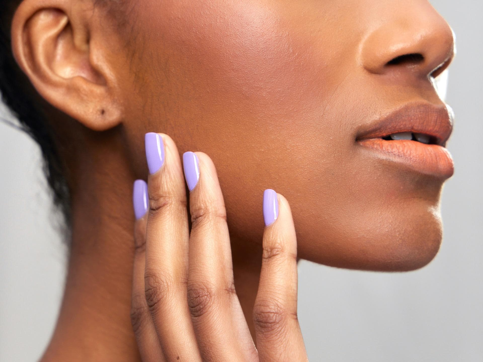Model mit Nagellack in einem Lavendelton