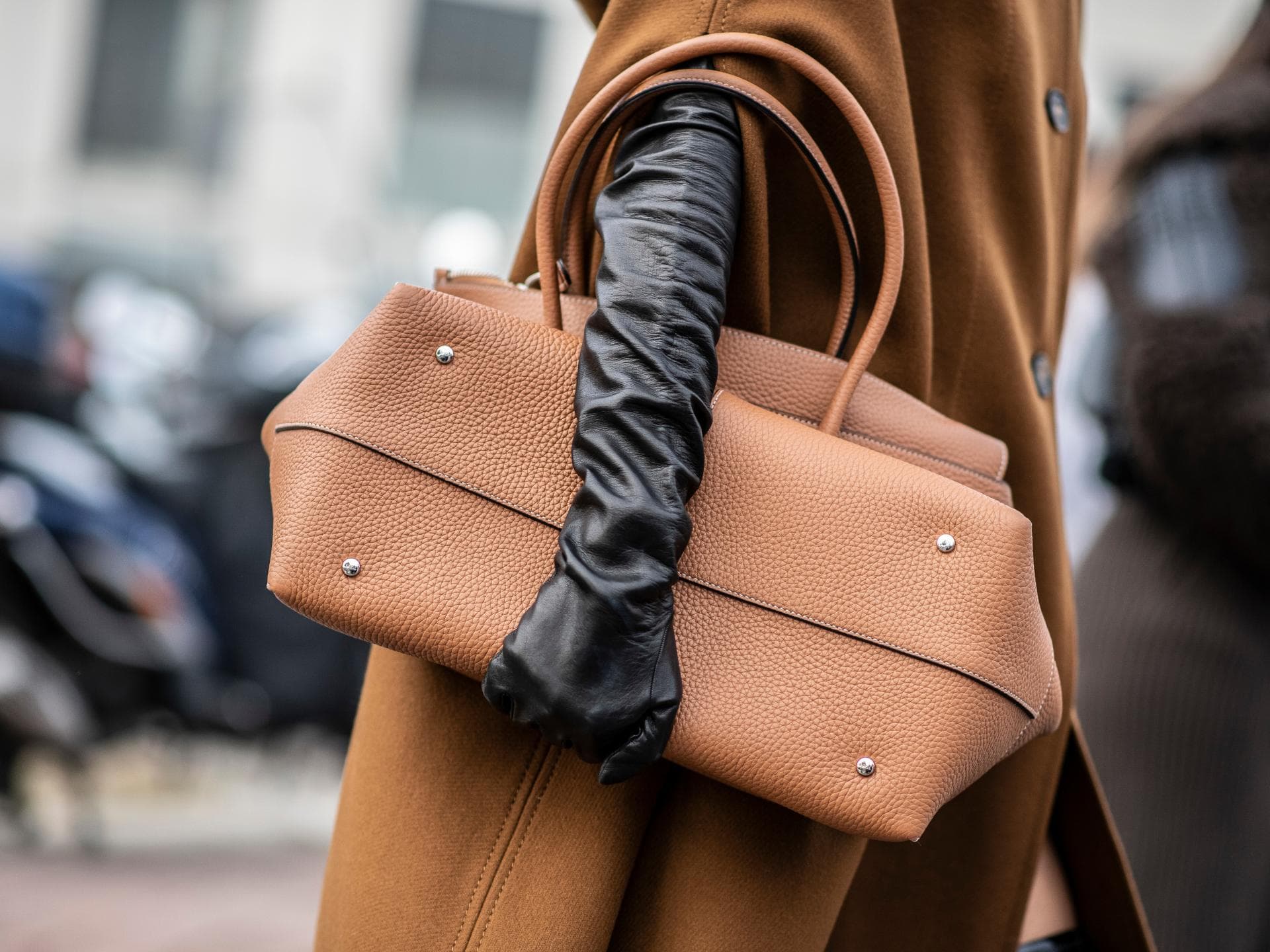 Frau mit Tasche