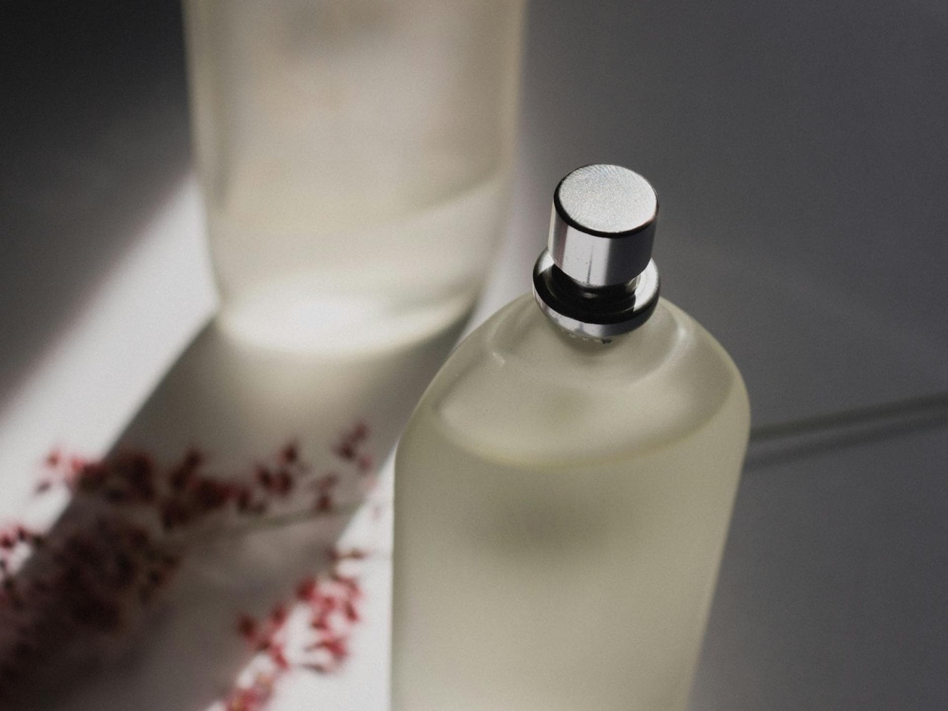 Zwei Flakons Parfum