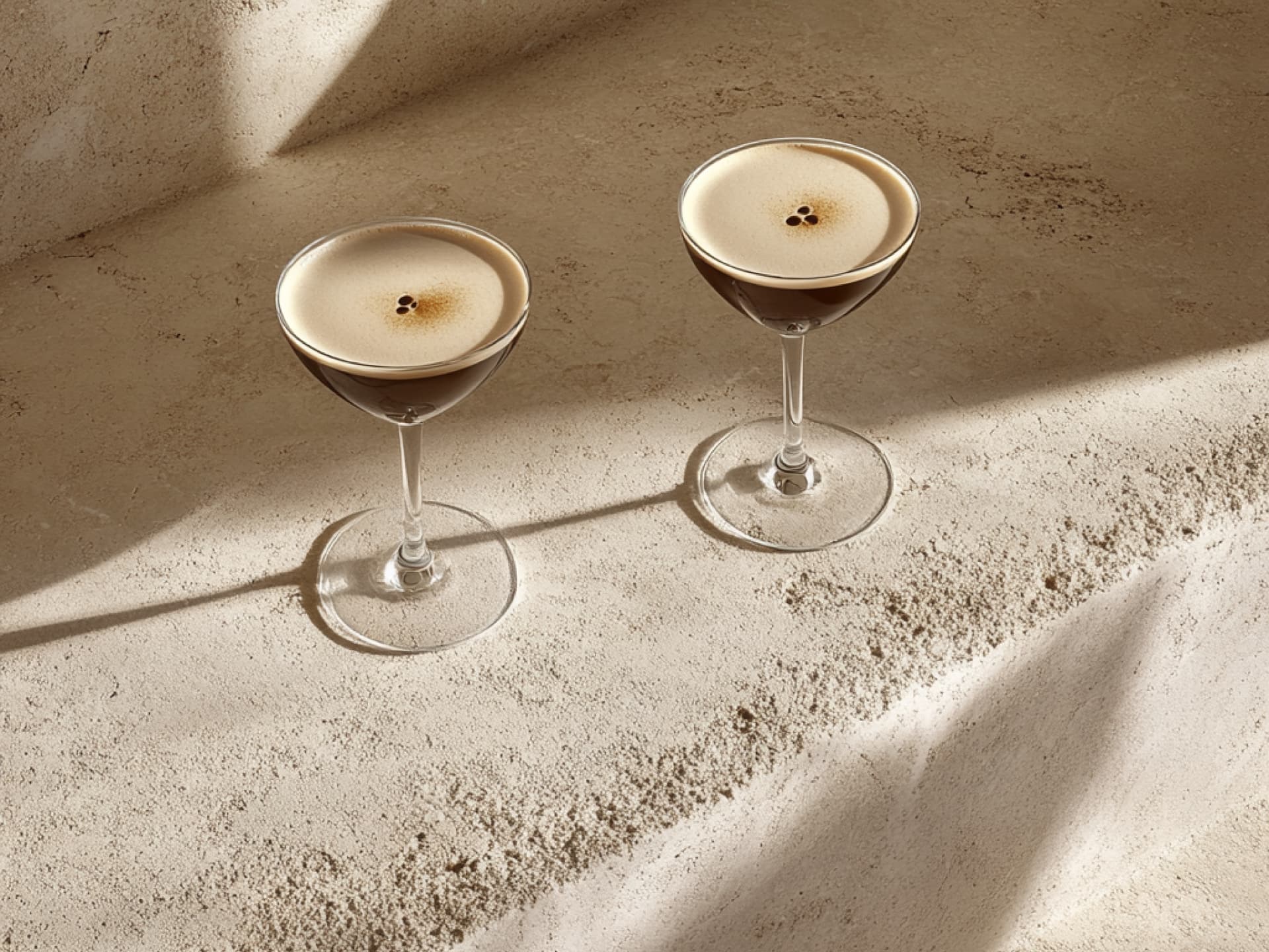 Der Espresso Martini gehört zu den bekanntesten und beliebtesten Drinks überhaupt.