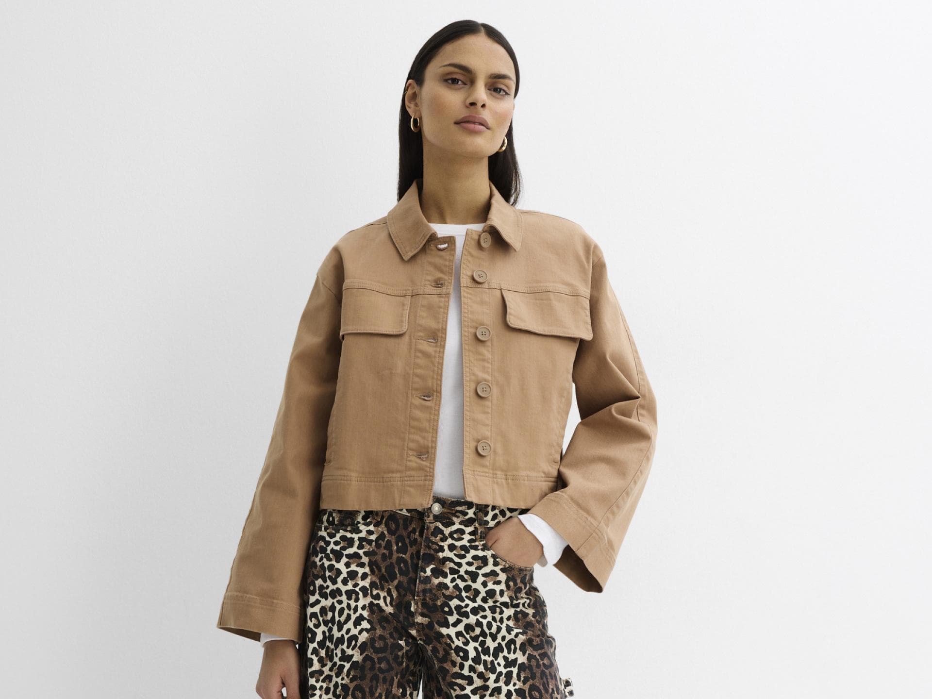 Cargo-Pants in Animal-Optik, camelfarbene Jacke und Sneakers mit pastelligen Details – der Look aus der „Sweet Leopard“-Kollektion von bonprix punktet mit seinem lässigen Stil-Mix Cargo-Pants in Animal-Optik, camelfarbene Jacke und Sneakers mit pastelligen Details – der Look aus der „Sweet Leopard“-Kollektion von bonprix punktet mit seinem lässigen Stil-Mix