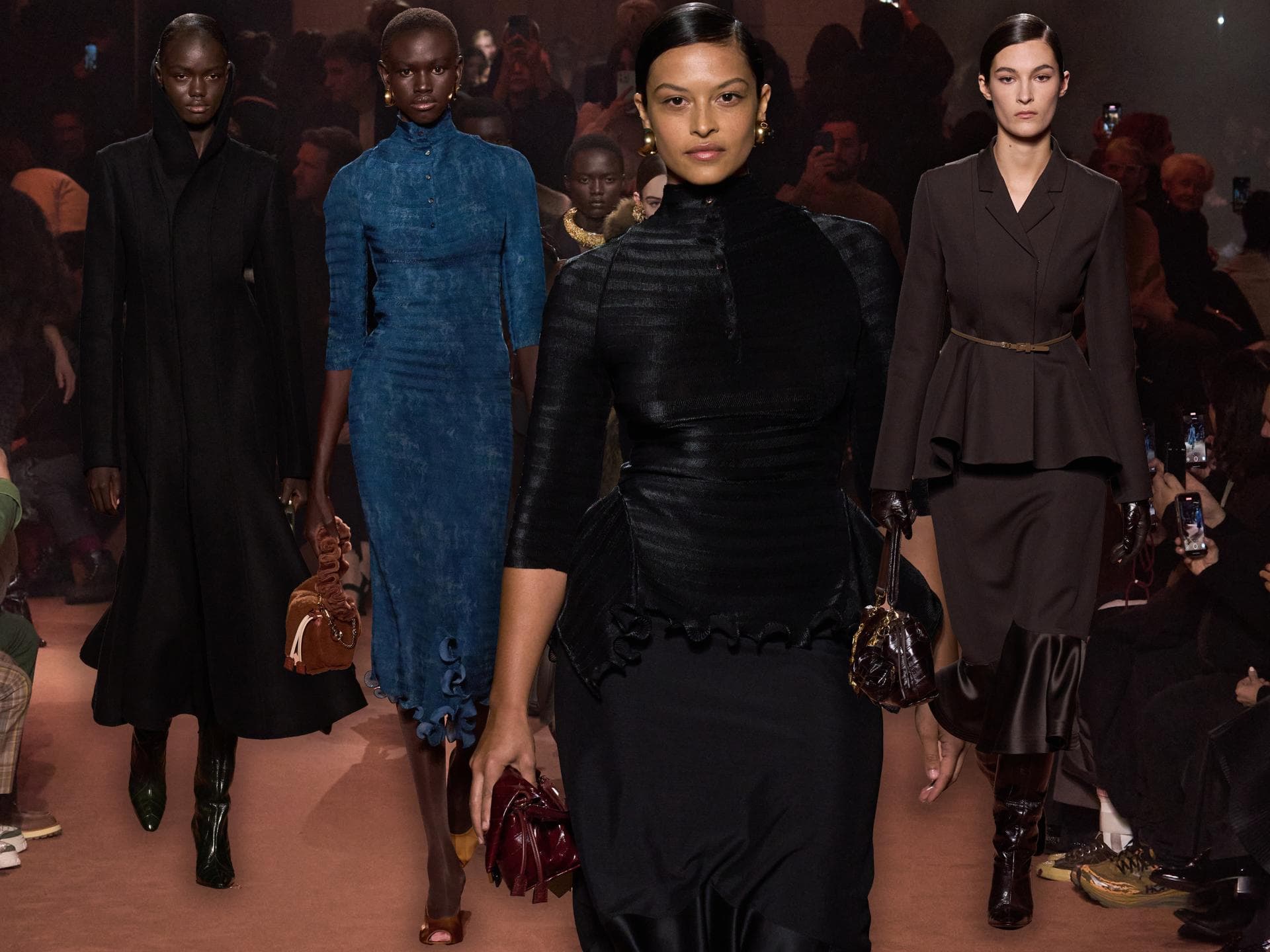 Mailand Fashion Week 2025: Kleider, Röcke und Mäntel müssen jetzt so aussehen – laut Fendi Fendi Show