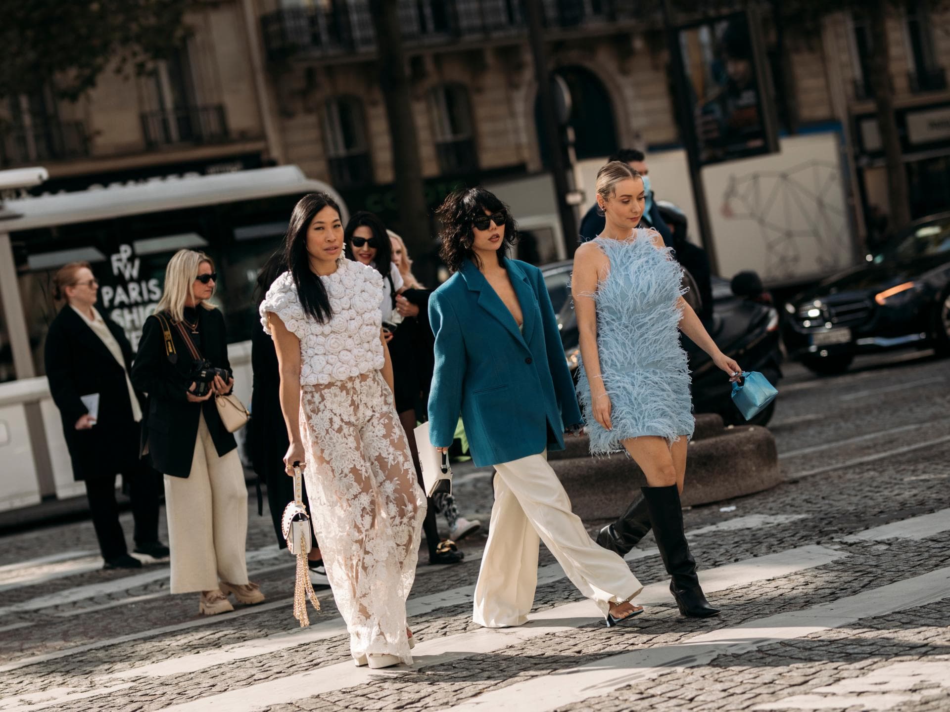 Frauen in stylischen Hosen