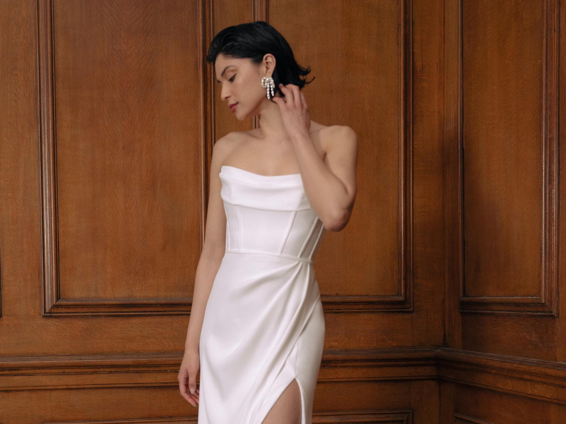Model in Brautkleid mit Kurzhaarfrisur Model in Brautkleid mit Kurzhaarfrisur