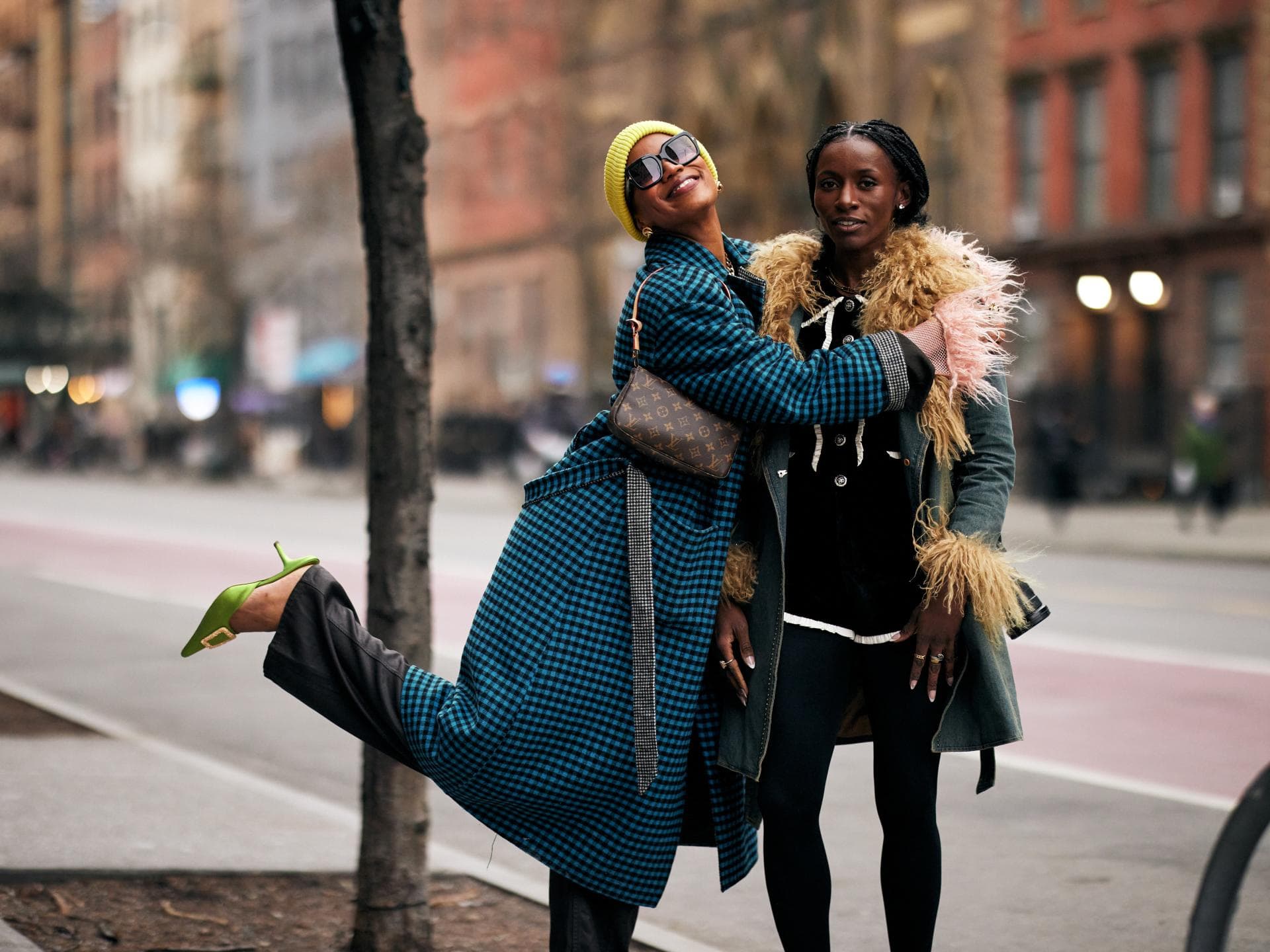 Zwei Frauen in stylischen Looks