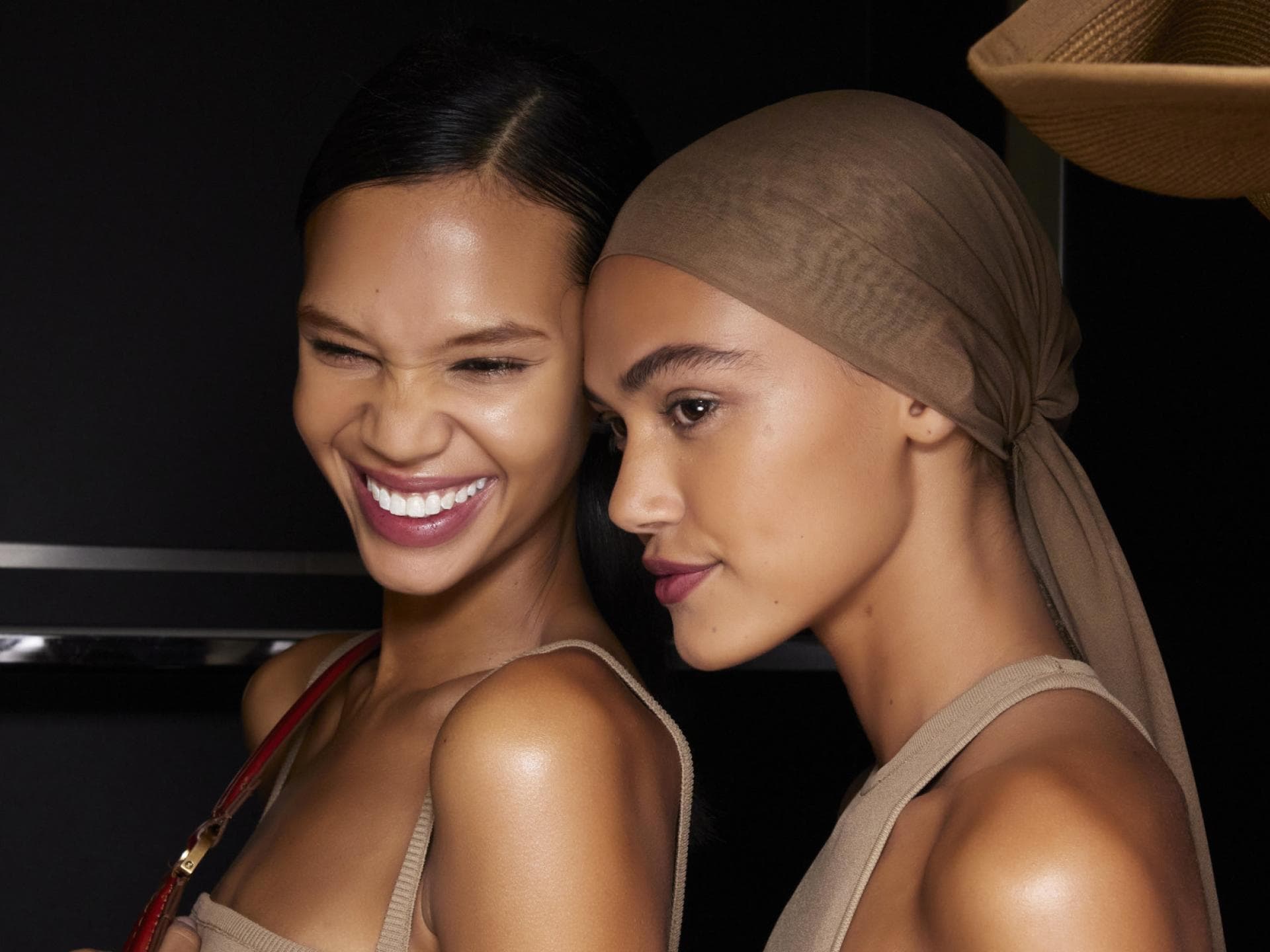 zwei Models mit strahlender Haut