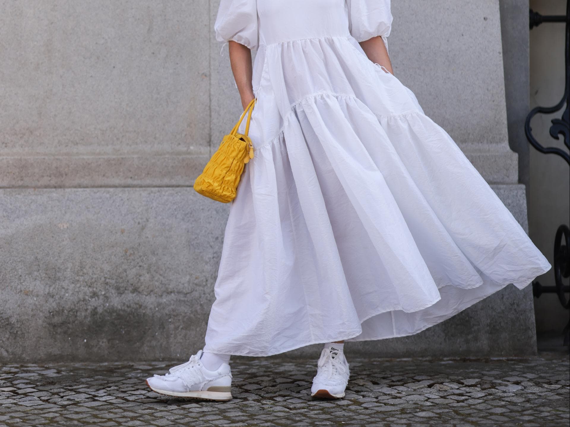 Frau in weißen Kleid