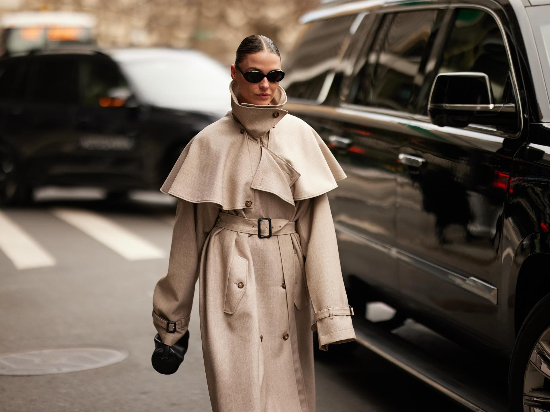 Streetstylerin mit Trenchcoat