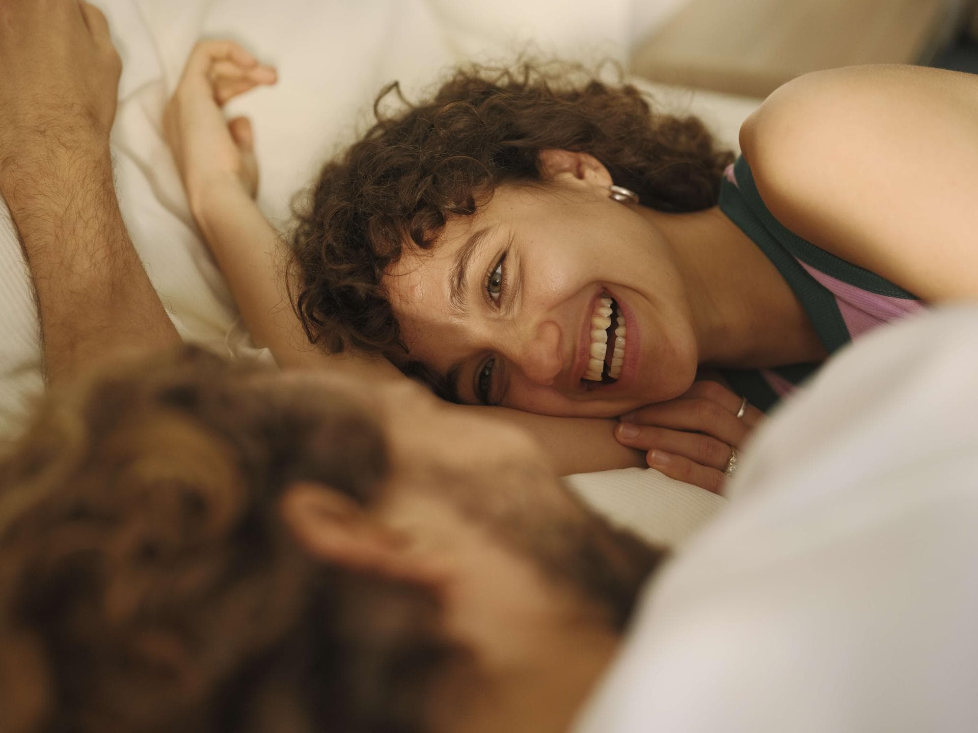 Gemeinsame Augenblicke voller Liebe machen glücklich Ein Mann und eine Frau liegen im Bett