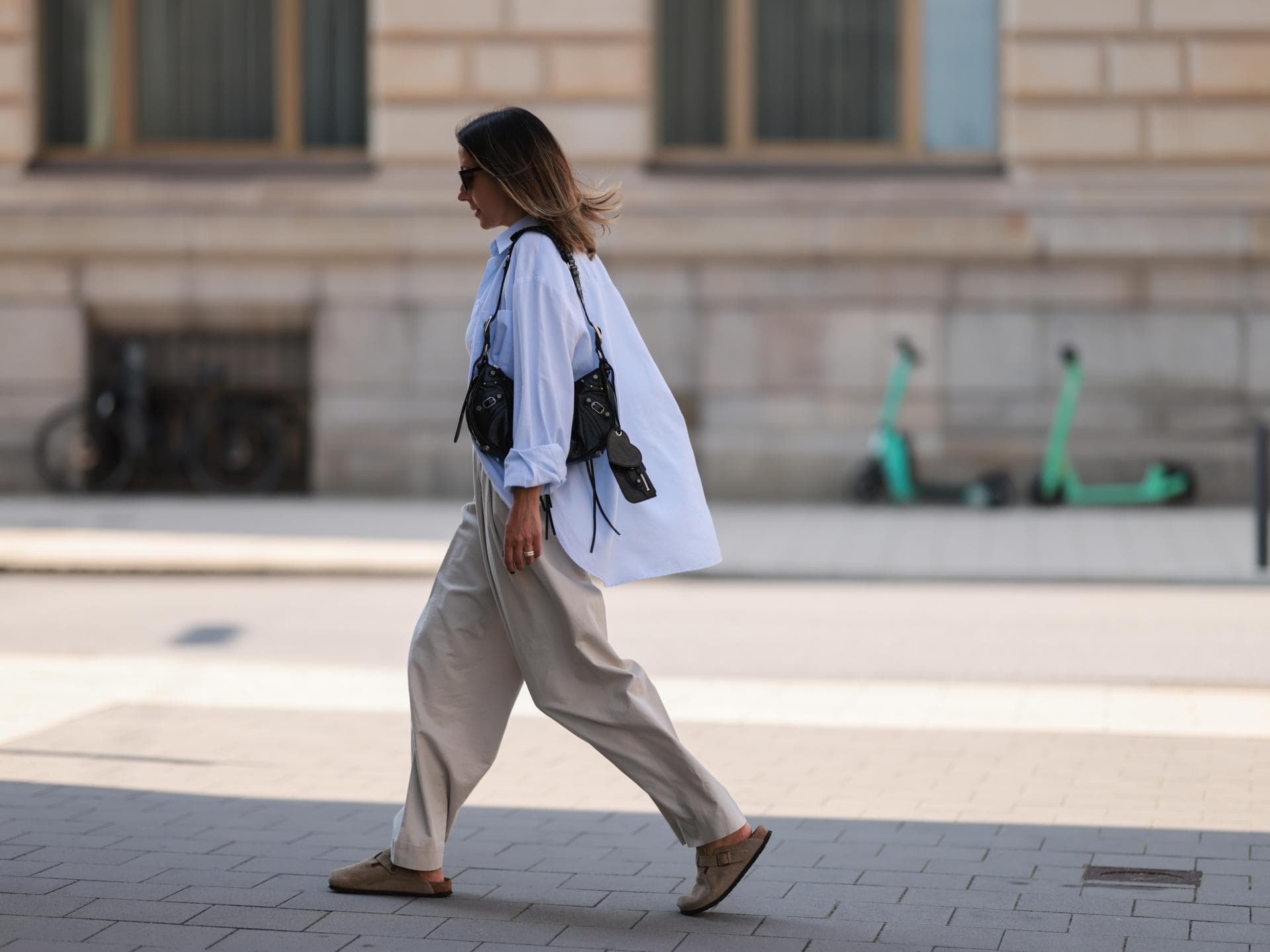 Frau in Birkenstock Boston