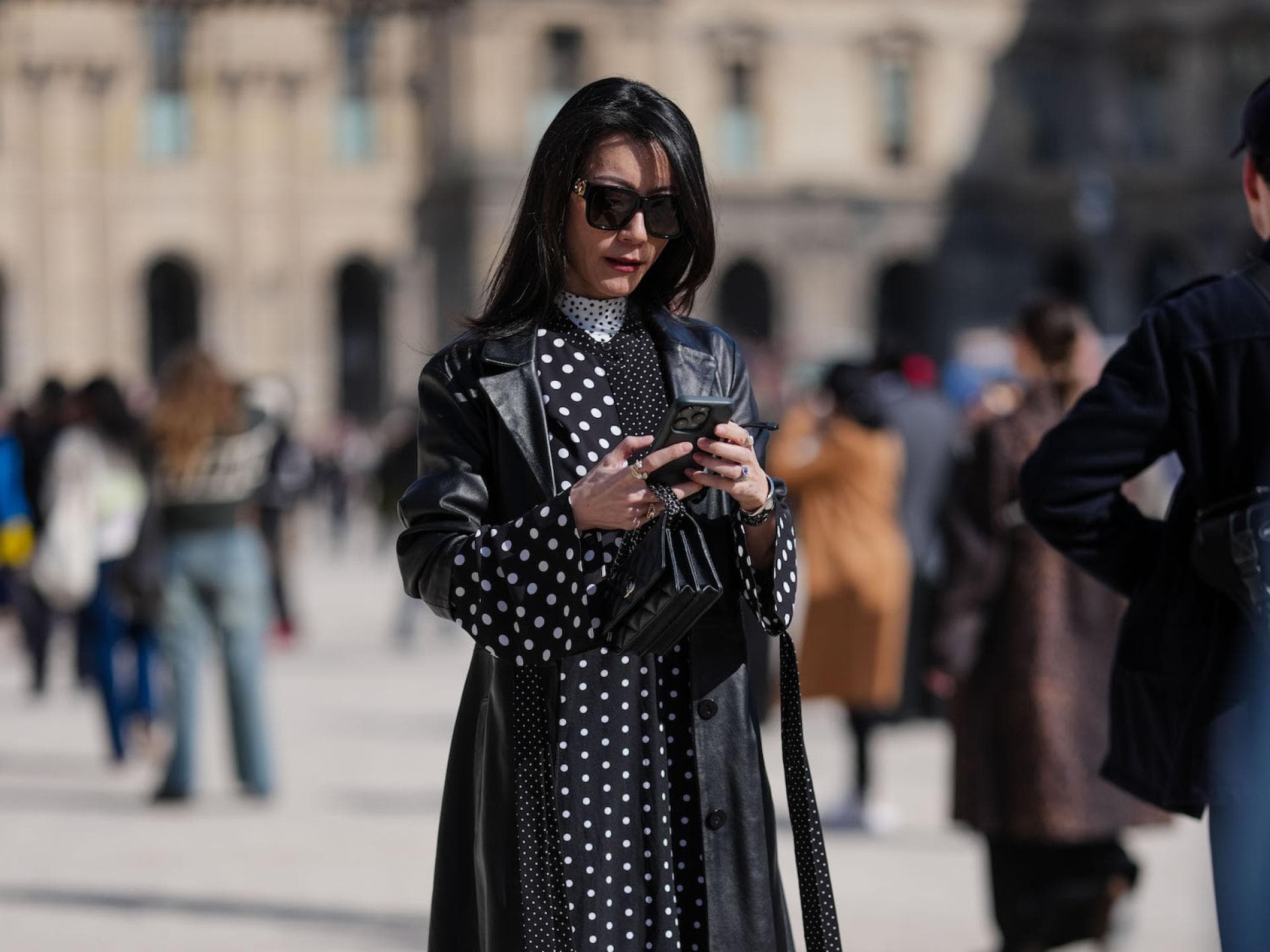 Frau in Polka Dots-Kleid Streetstyle