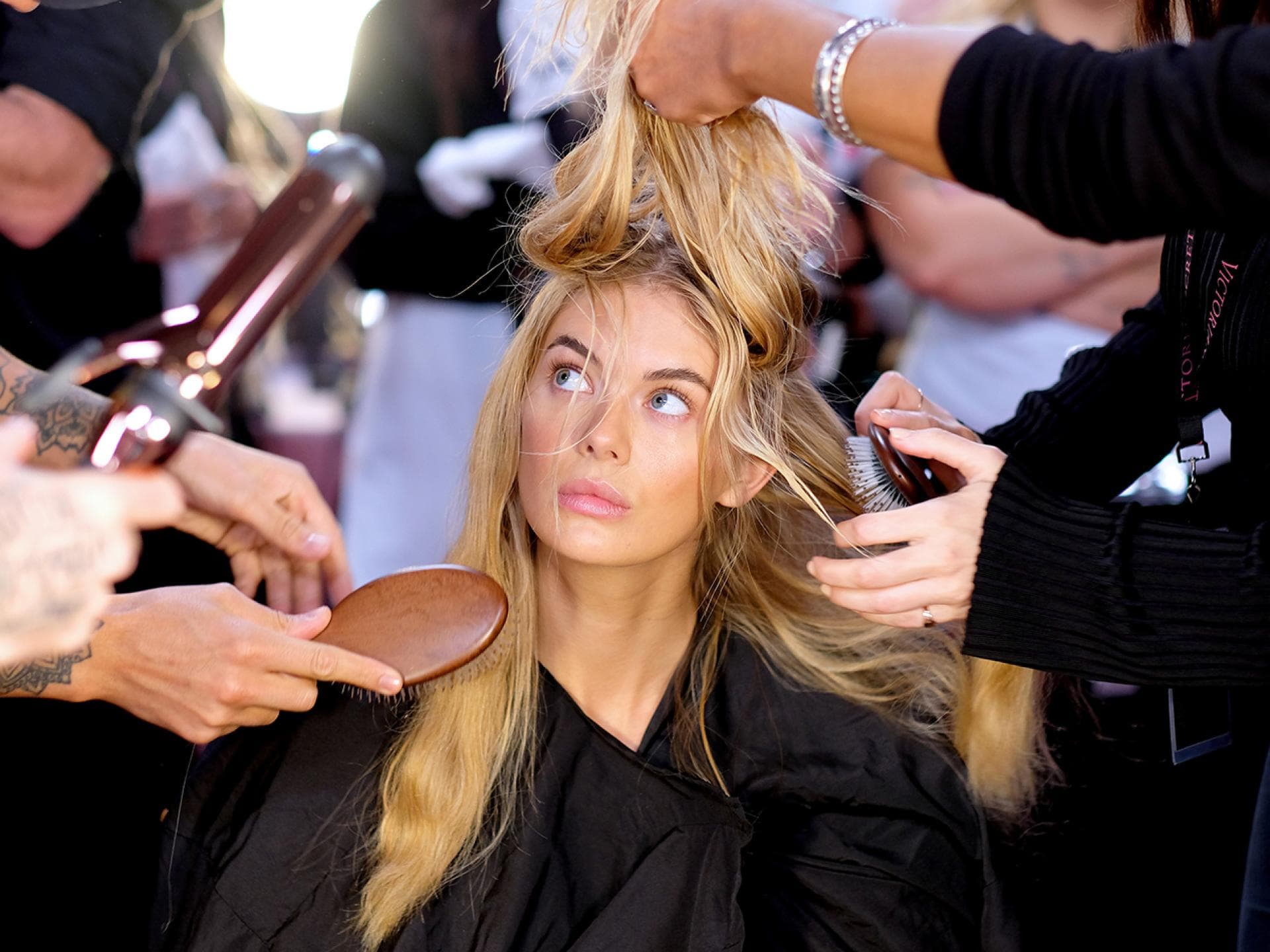 Haare entfärben Model beim Hairstyling