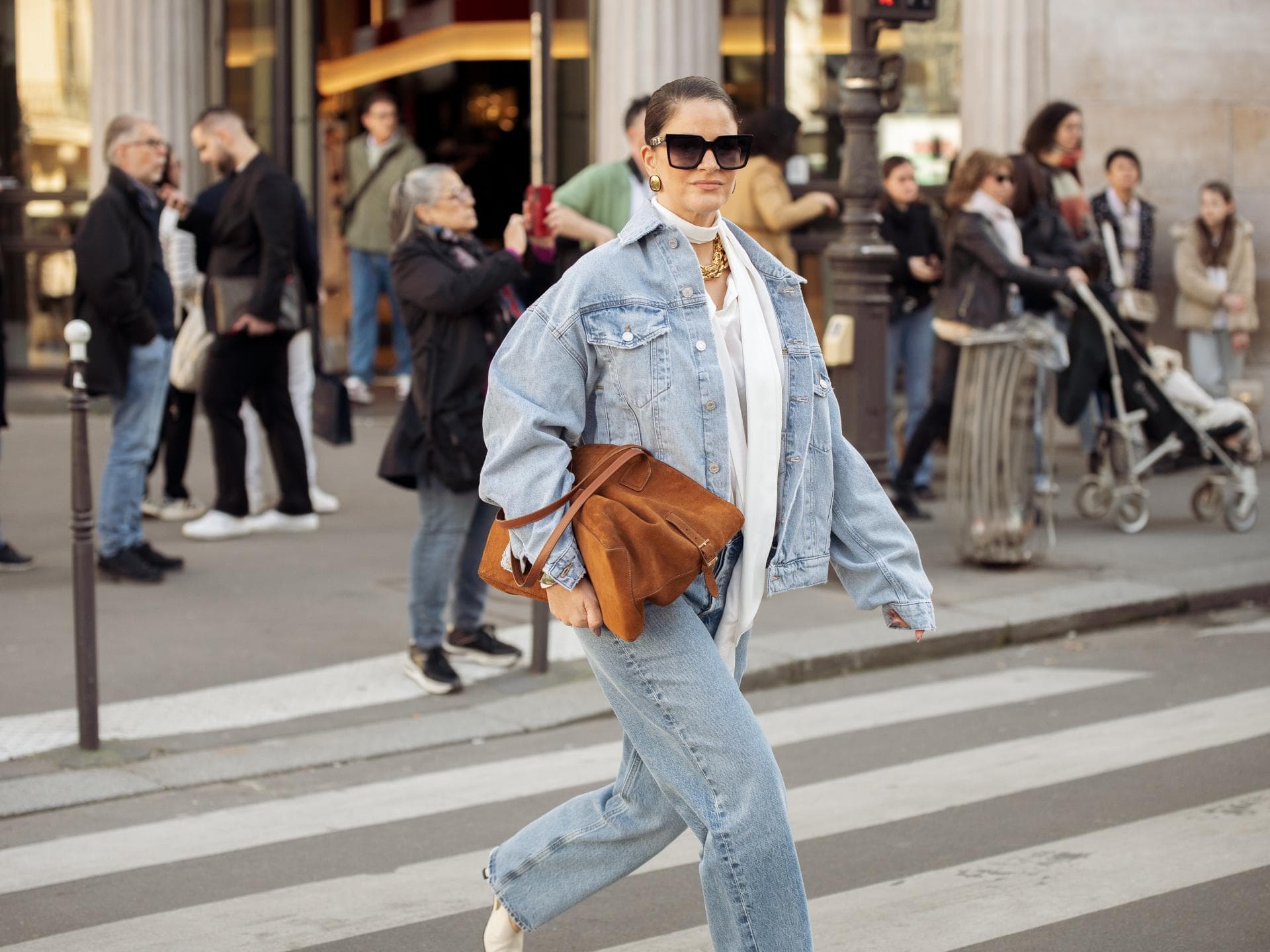 Jeansjacke kombinieren Frau in einer Jeansjacke