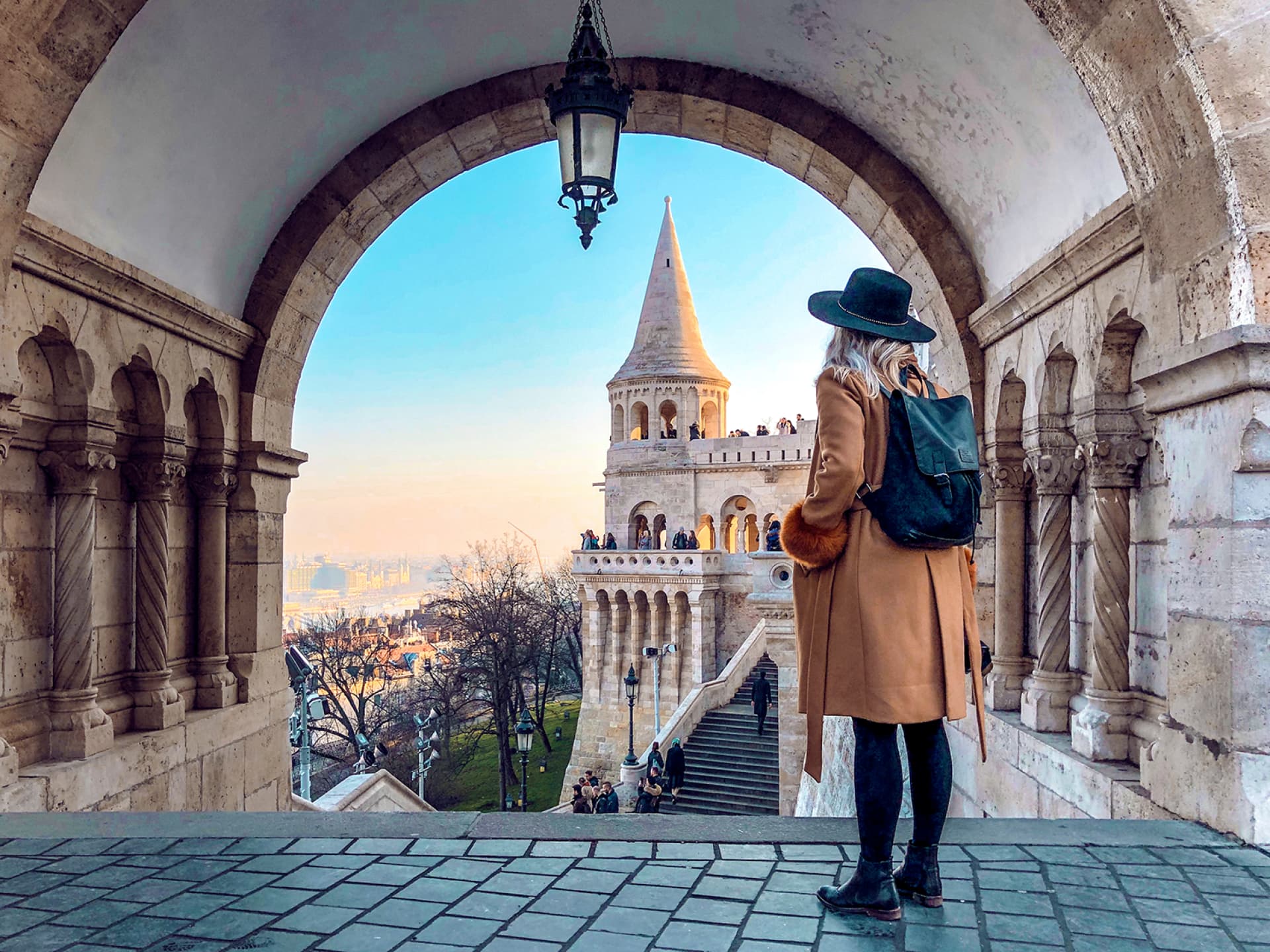 Junge Frau mit Rucksack im Urlaub