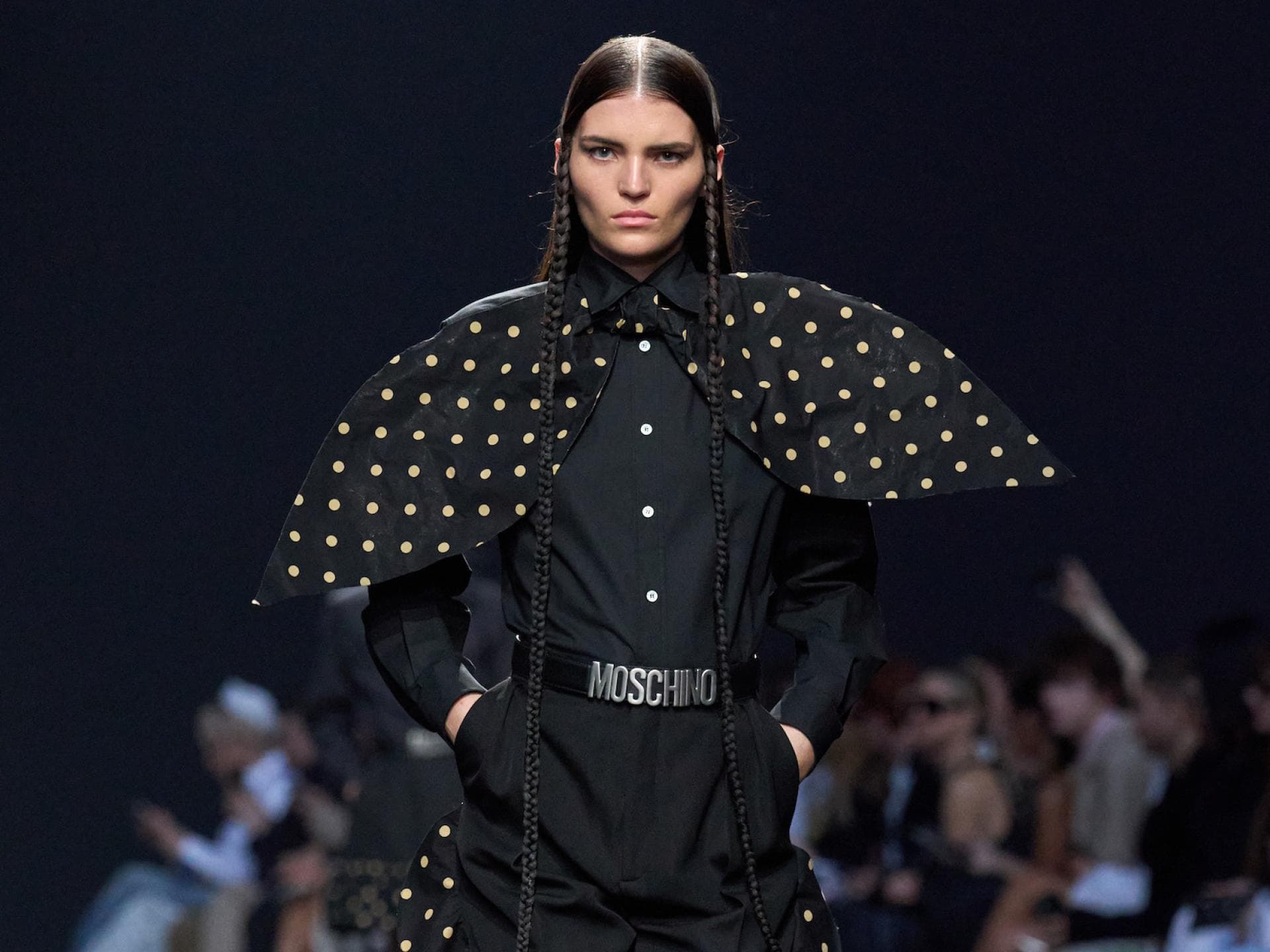 Look von Moschino bei Mailand Fashion Week