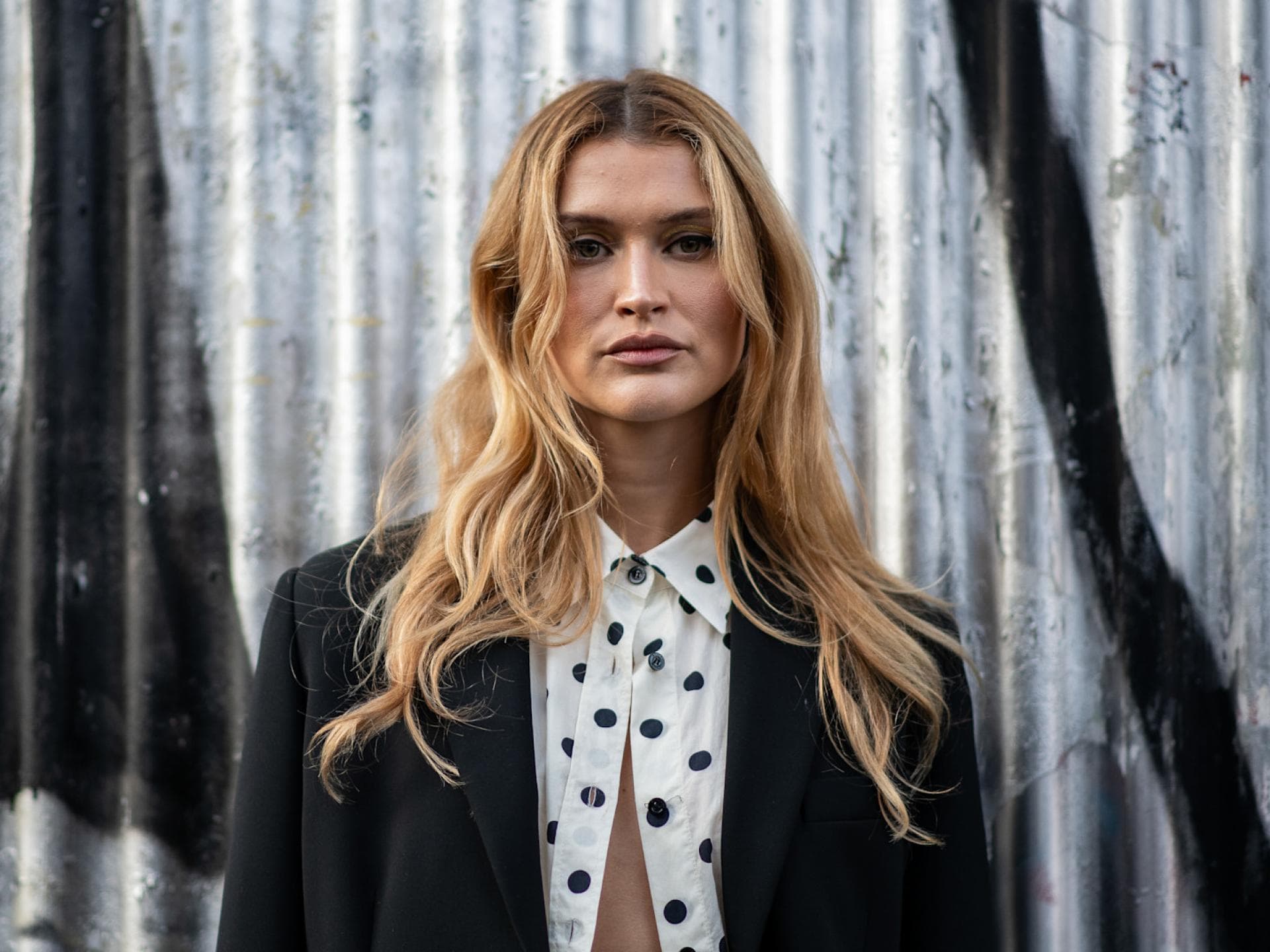 Zurück zur Naturhaarfarbe Blonde Haare Ansatz