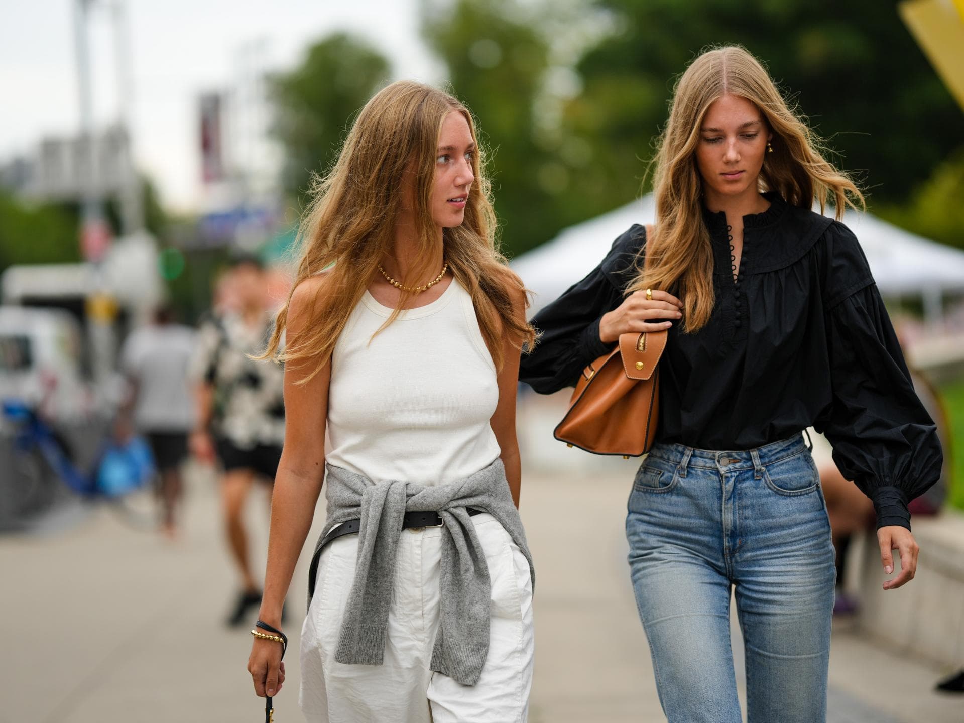 Zwei Frauen in Jeans
