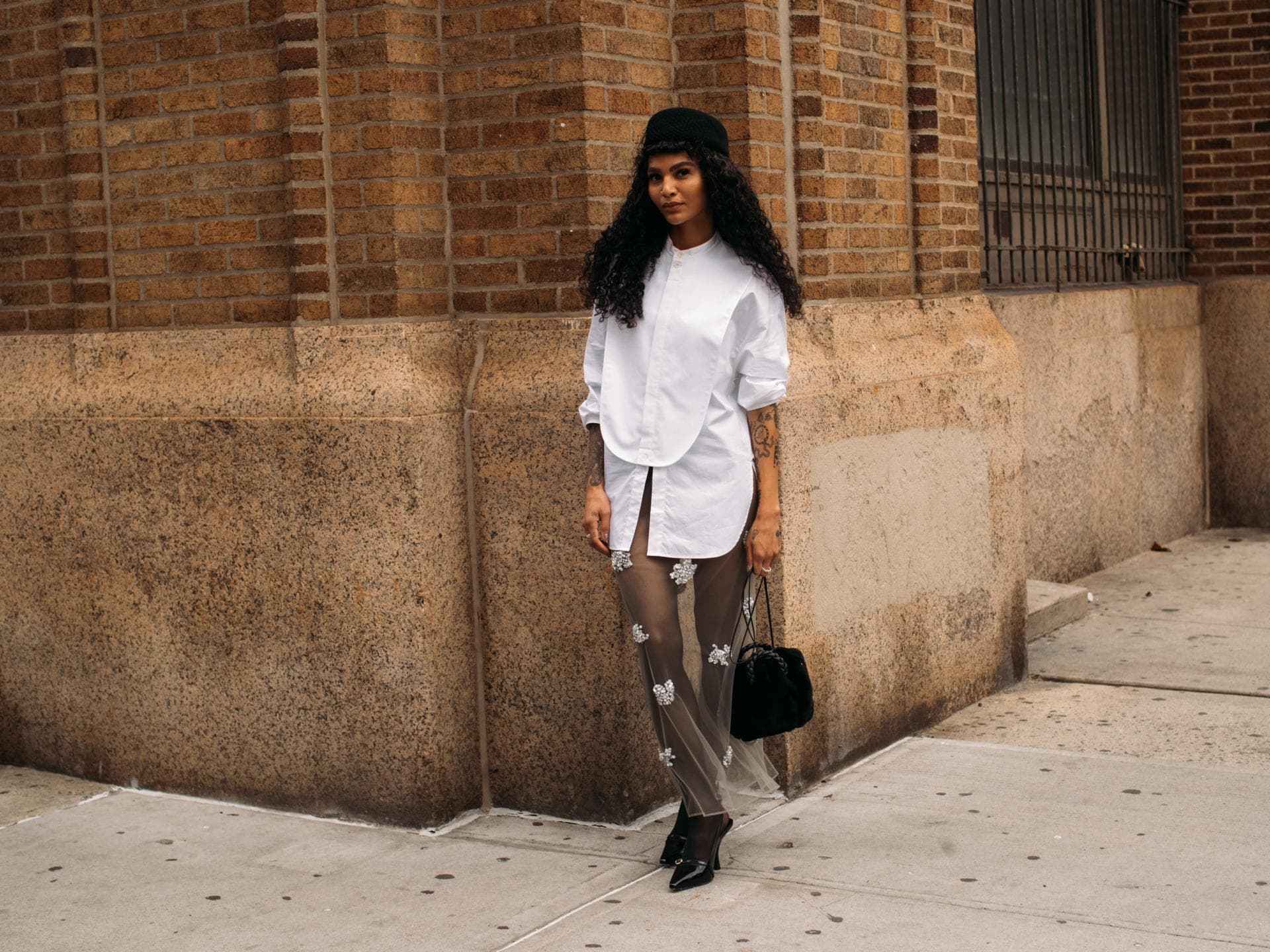 Frau in transparentem Look