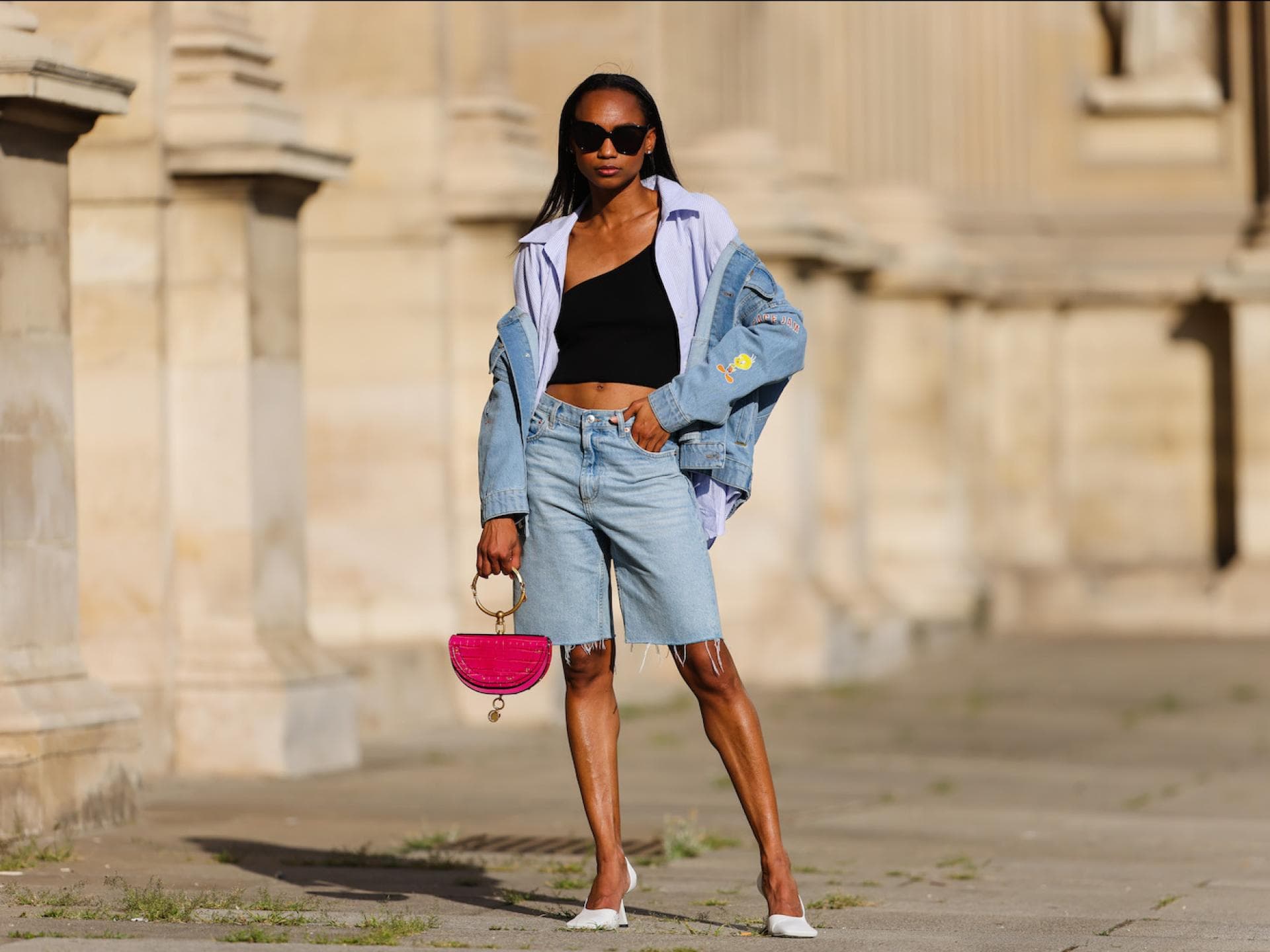 Bermuda-Shorts stylen Frau trägt Jeans-Bermuda-Shorts