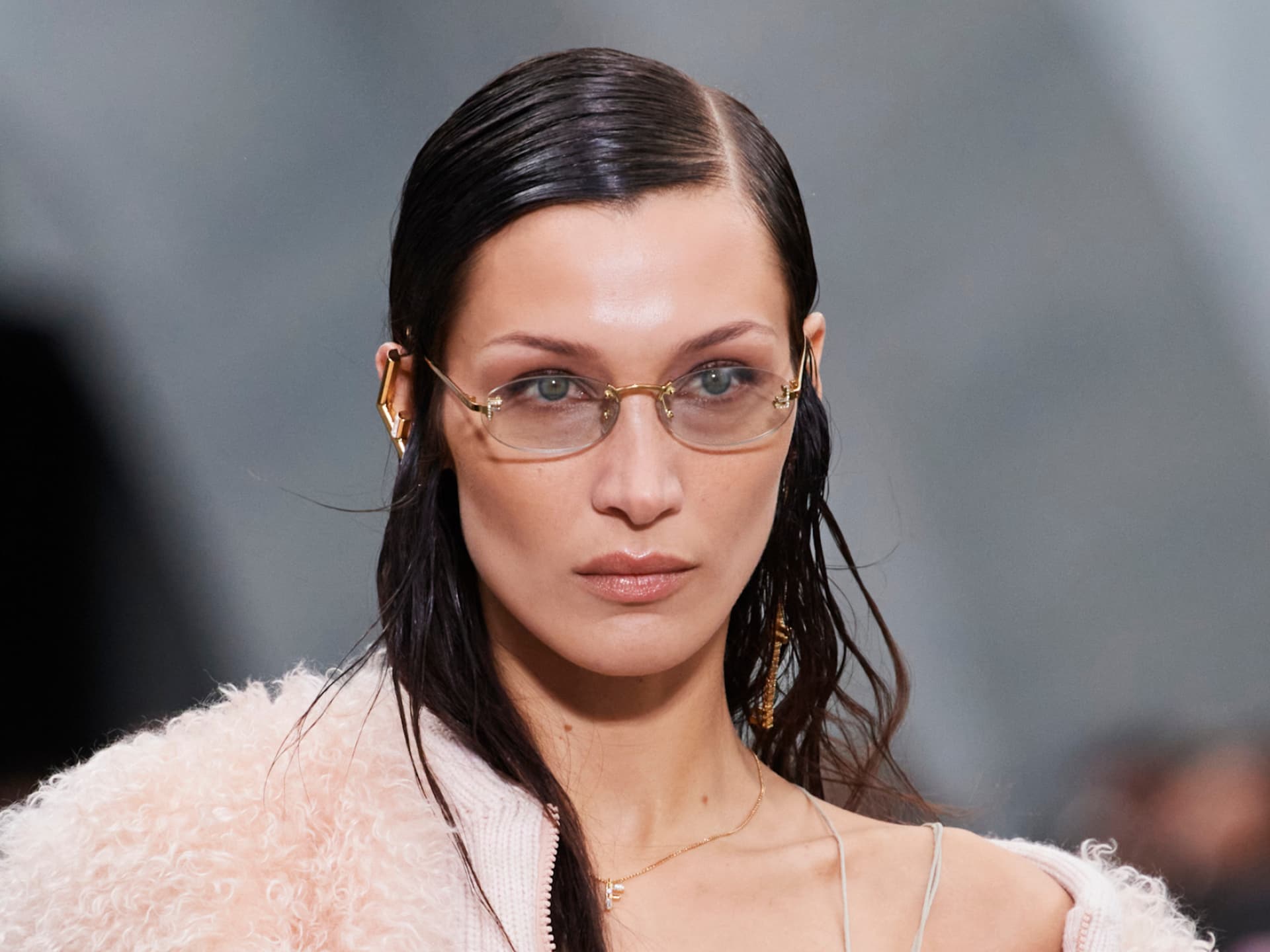 Bella Hadid im Sleek Look