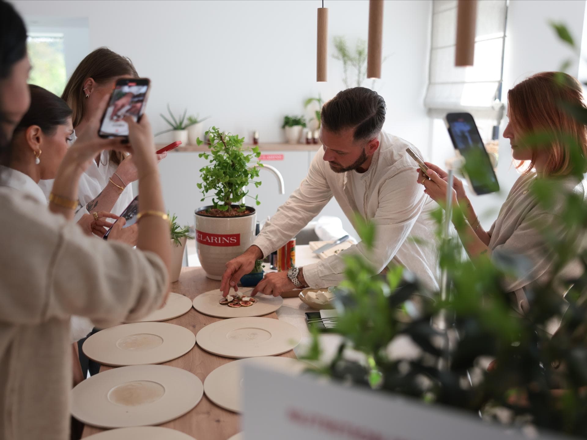 Koch bereitet Abendessen vor